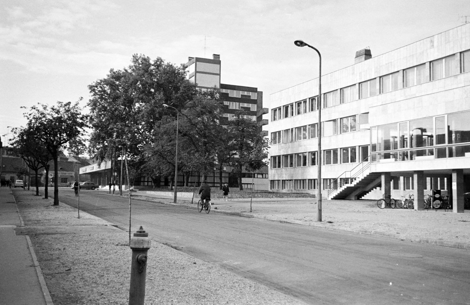Hungary, Szombathely, Rákóczi Ferenc utca a Zrínyi Ilona - Thököly Imre utca közötti szakaszon, jobbra a Szombathelyi Zeneiskola., 1970, Artfókusz, building, fire hydrant, bicycle, Fortepan #277934