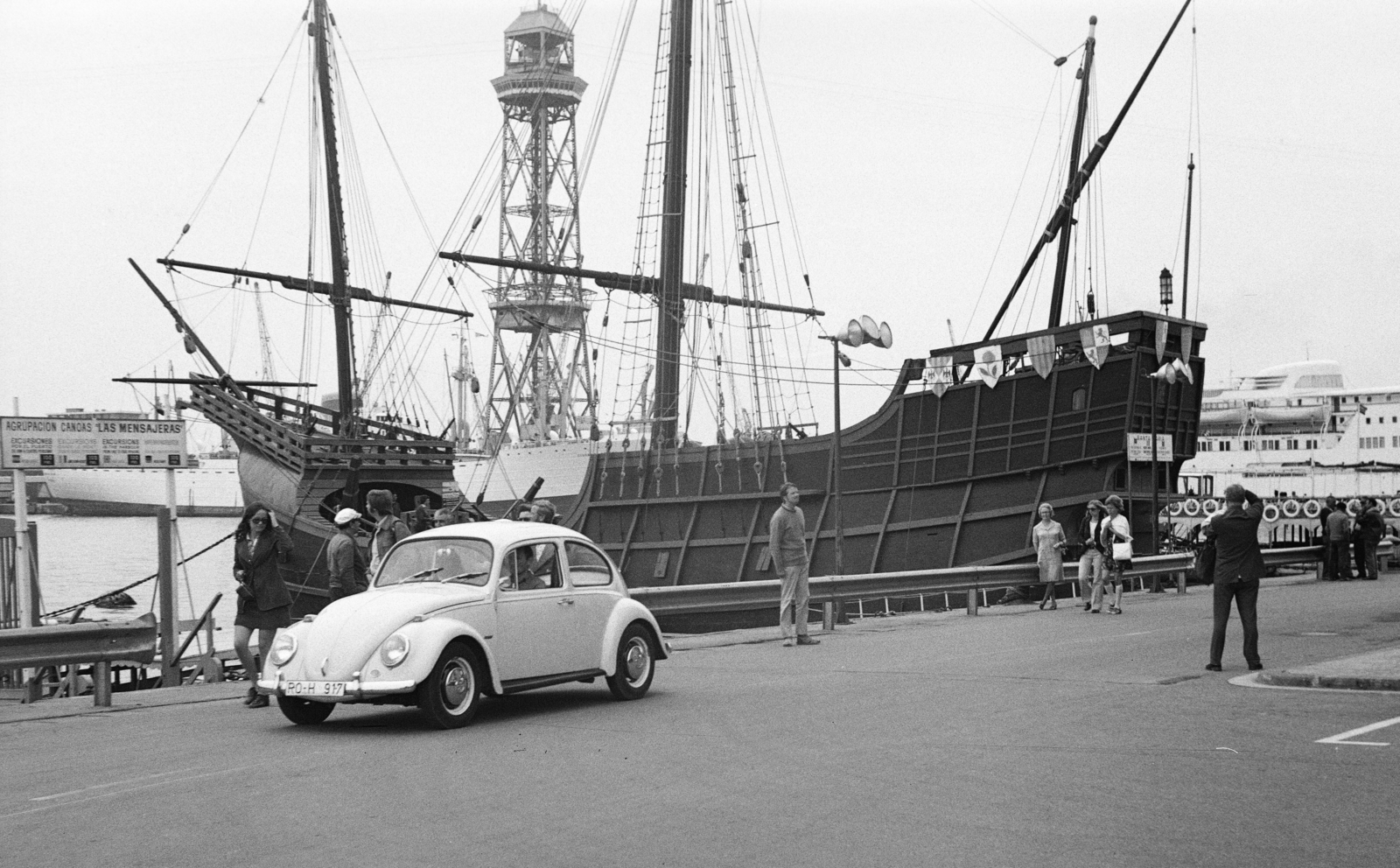 Spain, Barcelona, kikötő, előtérben a Santa Maria, Kolombusz Kristóf hajójának replikája. Háttérben a kikötő és a Montjuic hegy közötti kabinos drótkötélpálya állomása (Torre Jaime I)., 1972, Artfókusz, Volkswagen Beetle, Fortepan #277939