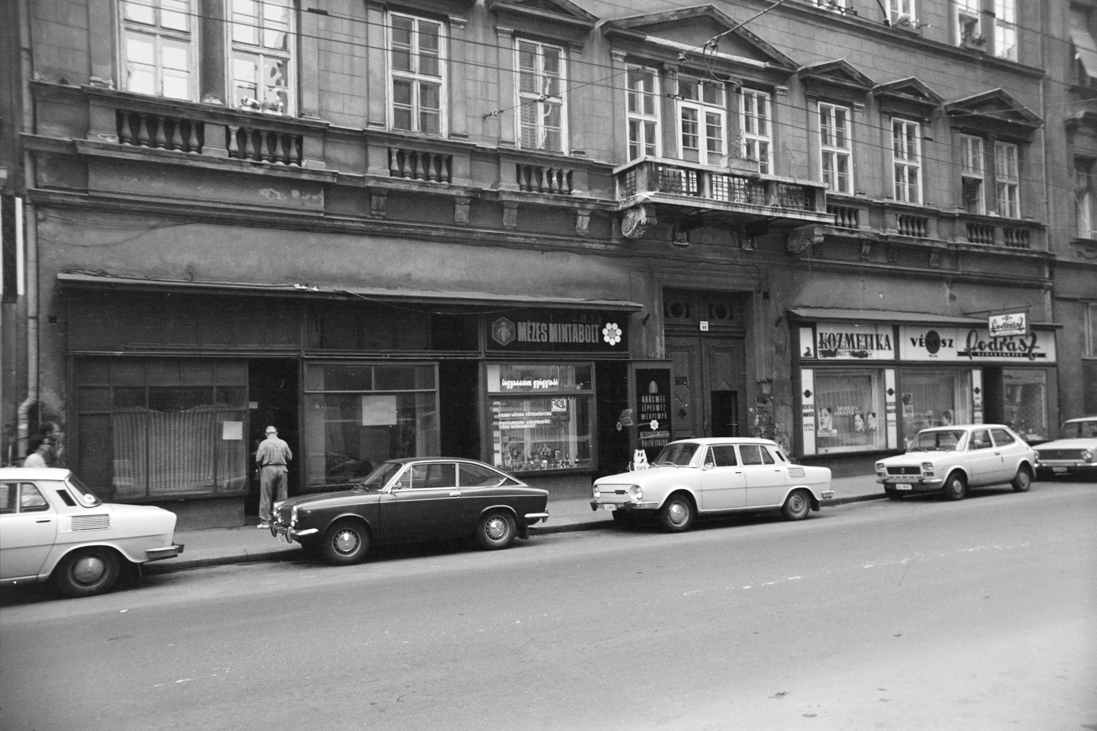 Hungary, Budapest VII., Király (Majakovszkij) utca 99., a VÉNUSZ Fodrász Szövetkezet 30-as fiókja, női fodrász, kozmetika., 1981, Artfókusz, Budapest, street view, cosmetics, hairdresser, automobile, Fortepan #277942