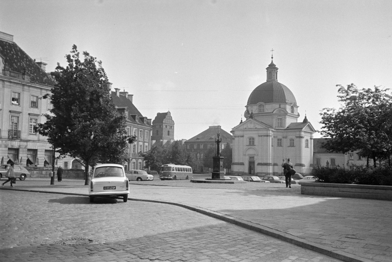 Lengyelország, Varsó, az Újvárosi Piactér (Rynek Nowego Miasta) az ulica Freta felől, szemben a Szent Kázmér-templom., 1968, Artfókusz, Fábián József, templom, lengyel felirat, díszkút, Trabant-márka, Fortepan #277977