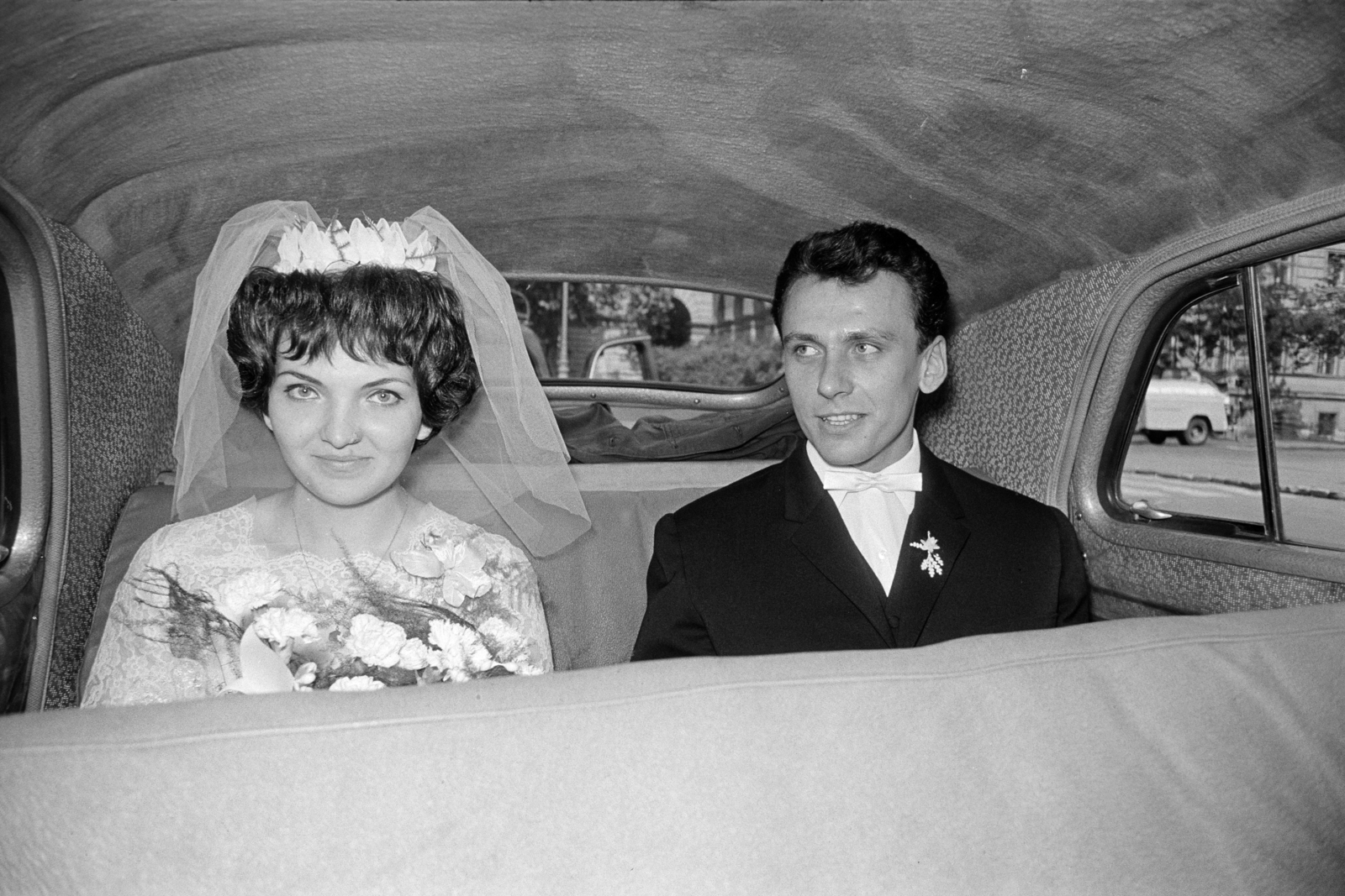 Hungary, Budapest V., Vértanúk tere (Ságvári tér) 1., a felvétel a 2. számú Központi Házasságkötő Terem előtt készült., 1967, Artfókusz, wedding ceremony, vehicle interior, Budapest, Fortepan #277979