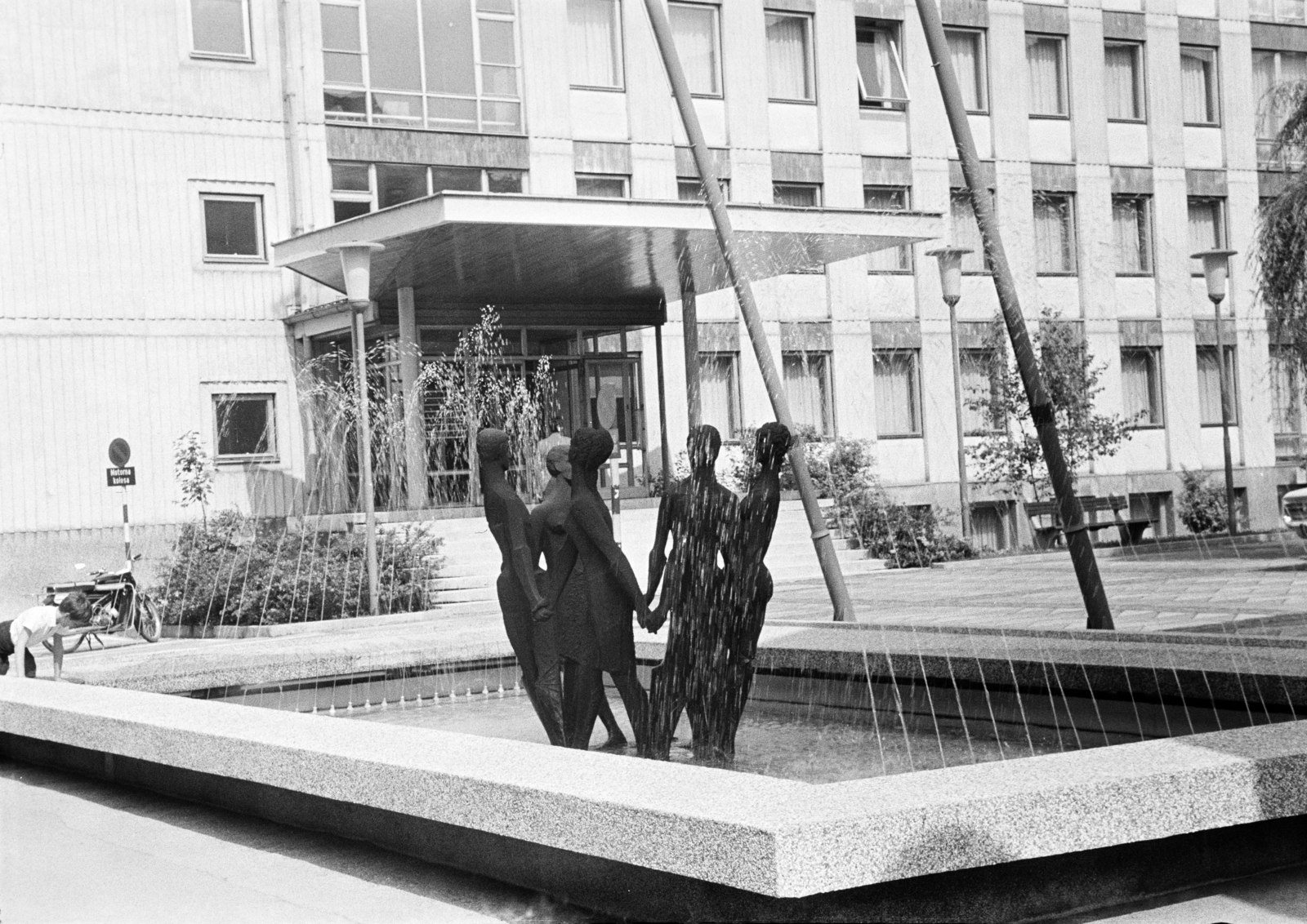Szlovénia, Ljubljana, Kolodvorska ulica, szökőkút az RTV Slovenia udvarán., 1969, Artfókusz, Fábián József, szobor, bejárat, szökőkút, Jugoszlávia, Fortepan #277991