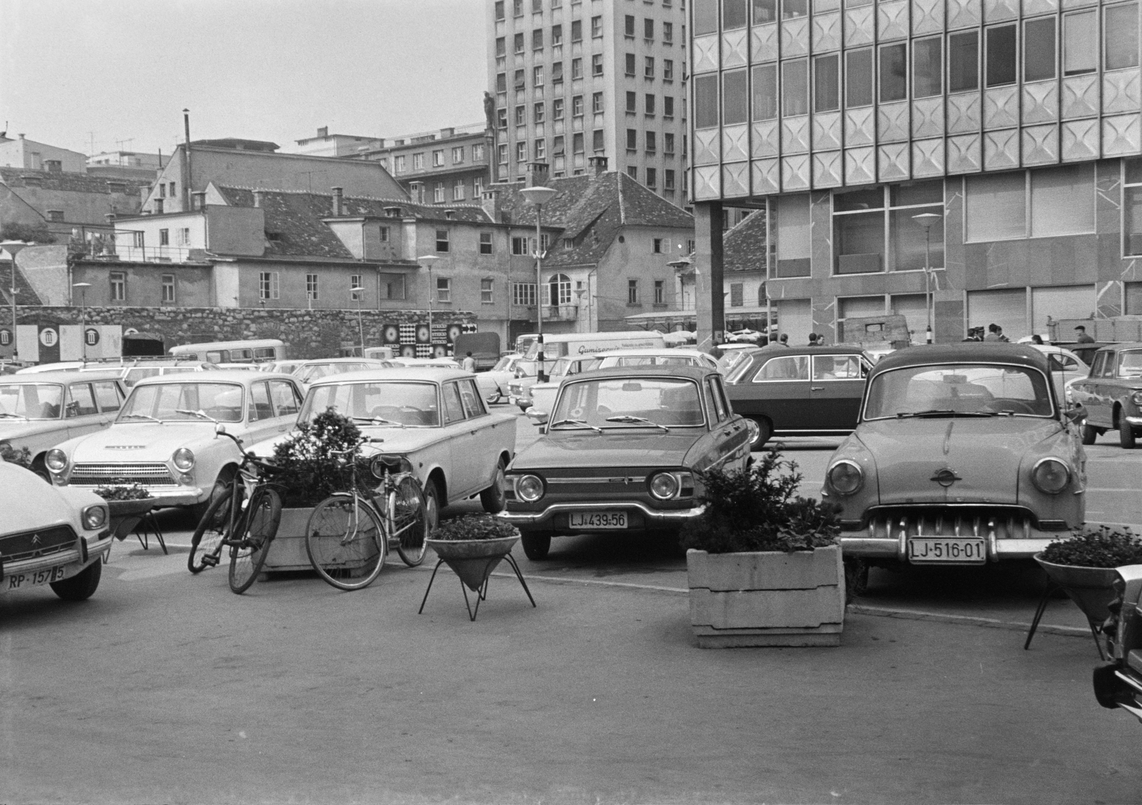 Szlovénia, Ljubljana, Ajdovščina ulica, középen a Nebotičnik toronyház., 1969, Artfókusz, Fábián József, kerékpár, Jugoszlávia, Fiat 1300/1500, Renault 8, Citroen Dyane, Fortepan #277994