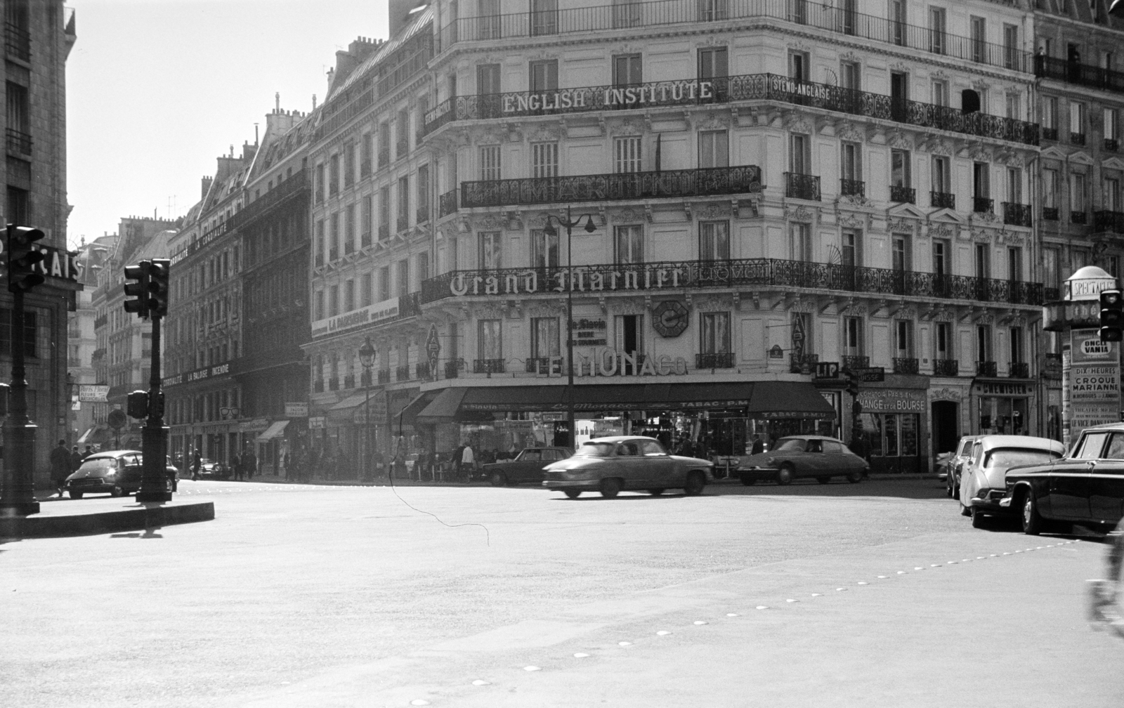 France, Paris, előtérben keresztben a Rue de Châteaudun, szemben a Rue Le Peletier. A felvltel a place Kossuth-ról készült., 1964, Artfókusz, street view, Fortepan #278058