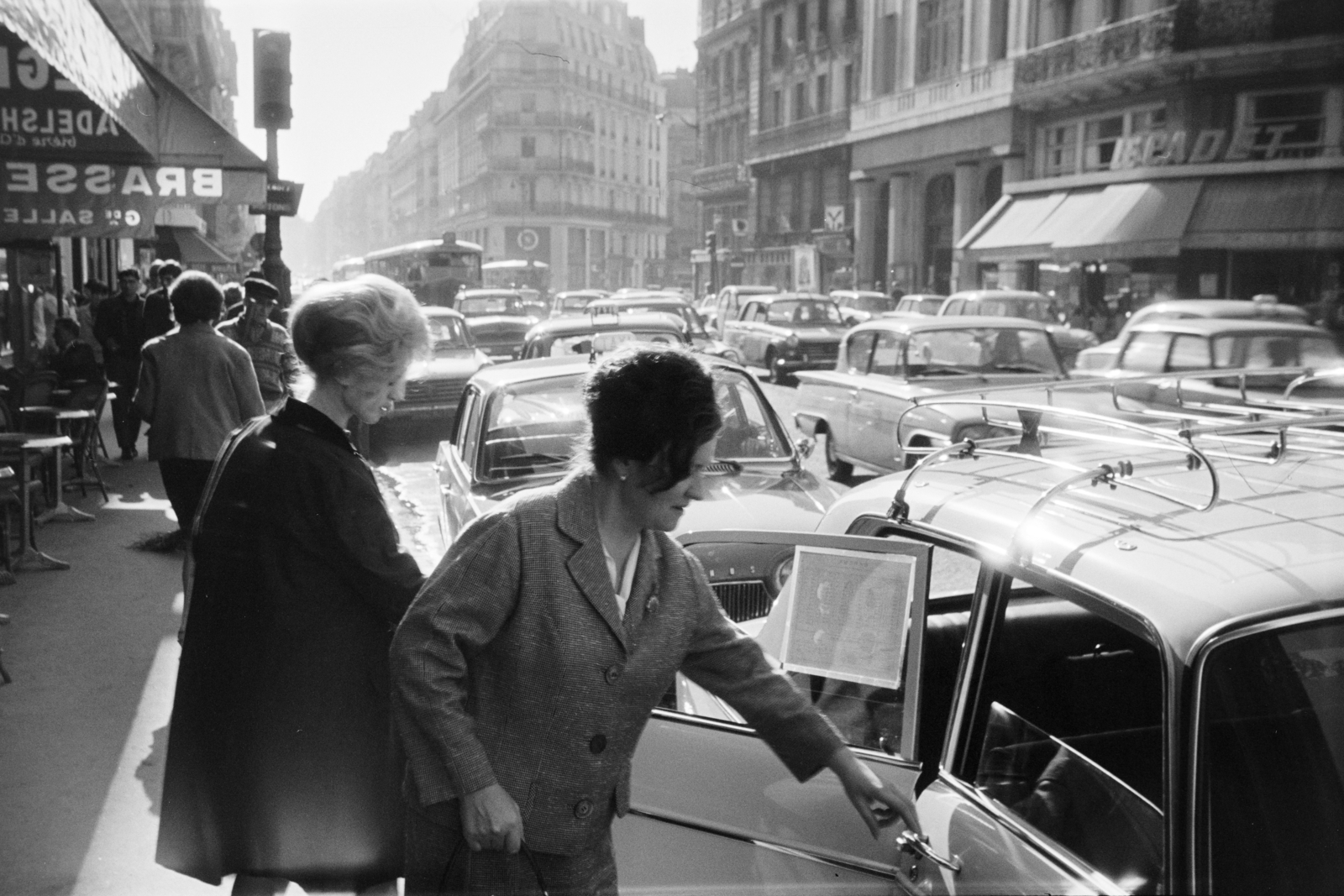 France, Paris, a Rue La Fayette a 70-es számtól a Rue de Châteaudun torkolata felé nézve., 1964, Artfókusz, automobile, Fortepan #278059