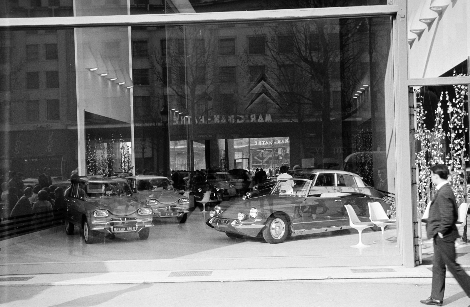 Franciaország, Párizs, Avenue des Champs-Élysées 42., Citroën bemutatóterem., 1964, Artfókusz, Fábián József, Best of, autószalon, Citroen-márka, Citroen DS, Citroen Ami, kirakat, Fortepan #278061