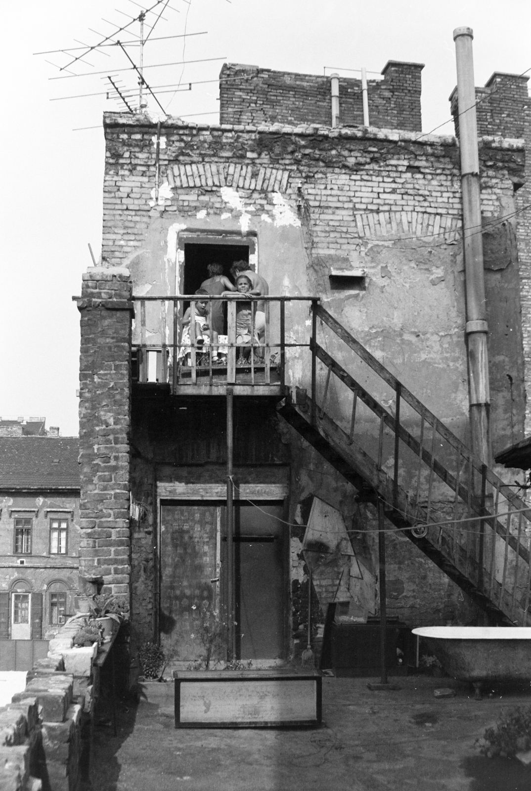 Hungary, Budapest VII., Holló utca 11., balra a háttérben a Kazinczy utca 45. számú ház látható., 1973, Artfókusz, kids, family, Budapest, Fortepan #278078