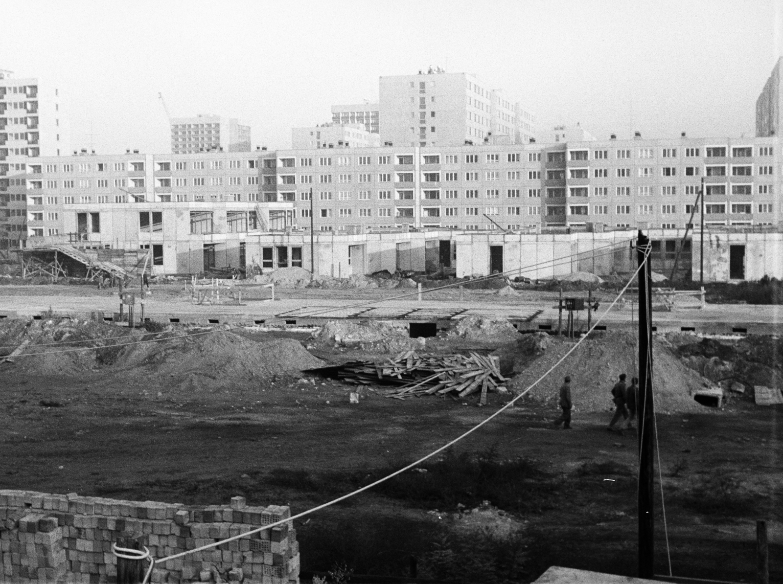 Magyarország, Budapest XIV., Füredi utcai lakótelep, előtérben az épülő Rákosfalva park 5/a-d számú épület fogadószintje. Szemben a Füredi park 1-11., mögötte a Füredi utca15/a-b számú ház látható., 1975, Artfókusz, Fábián József, Budapest, Fortepan #278098