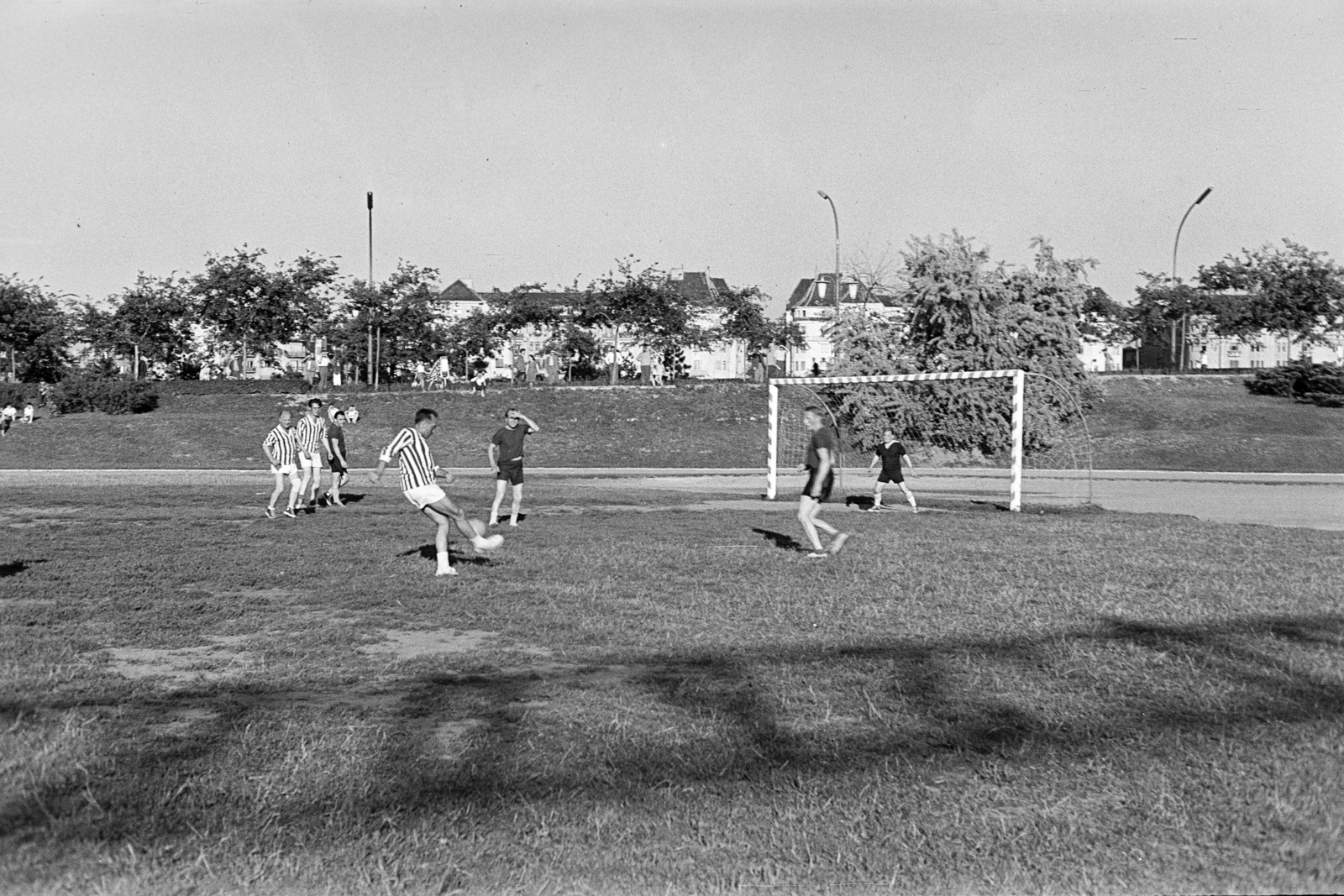 Magyarország, Margitsziget, Budapest, Úttörő sporttelep / Úttörő stadion (később Margitszigeti Atlétikai Centrum), háttérben a Palatinus házak., 1965, Artfókusz, Fábián József, Best of, Fortepan #278102