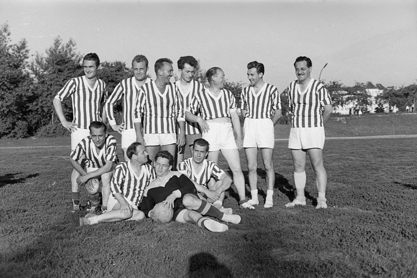 Hungary, Margit Islands, Budapest, Úttörő sporttelep / Úttörő stadion (később Margitszigeti Atlétikai Centrum)., 1965, Artfókusz, striped dress, soccer team, sport jersey, Fortepan #278104
