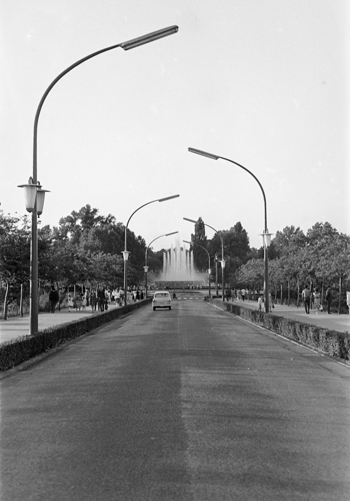 Magyarország, Margitsziget, Budapest, a szigeti lejáró, a felvétel a Margit híd közelében készült, szemben a szökőkút., 1965, Artfókusz, Fábián József, ostorlámpa, szökőkút, Fortepan #278106