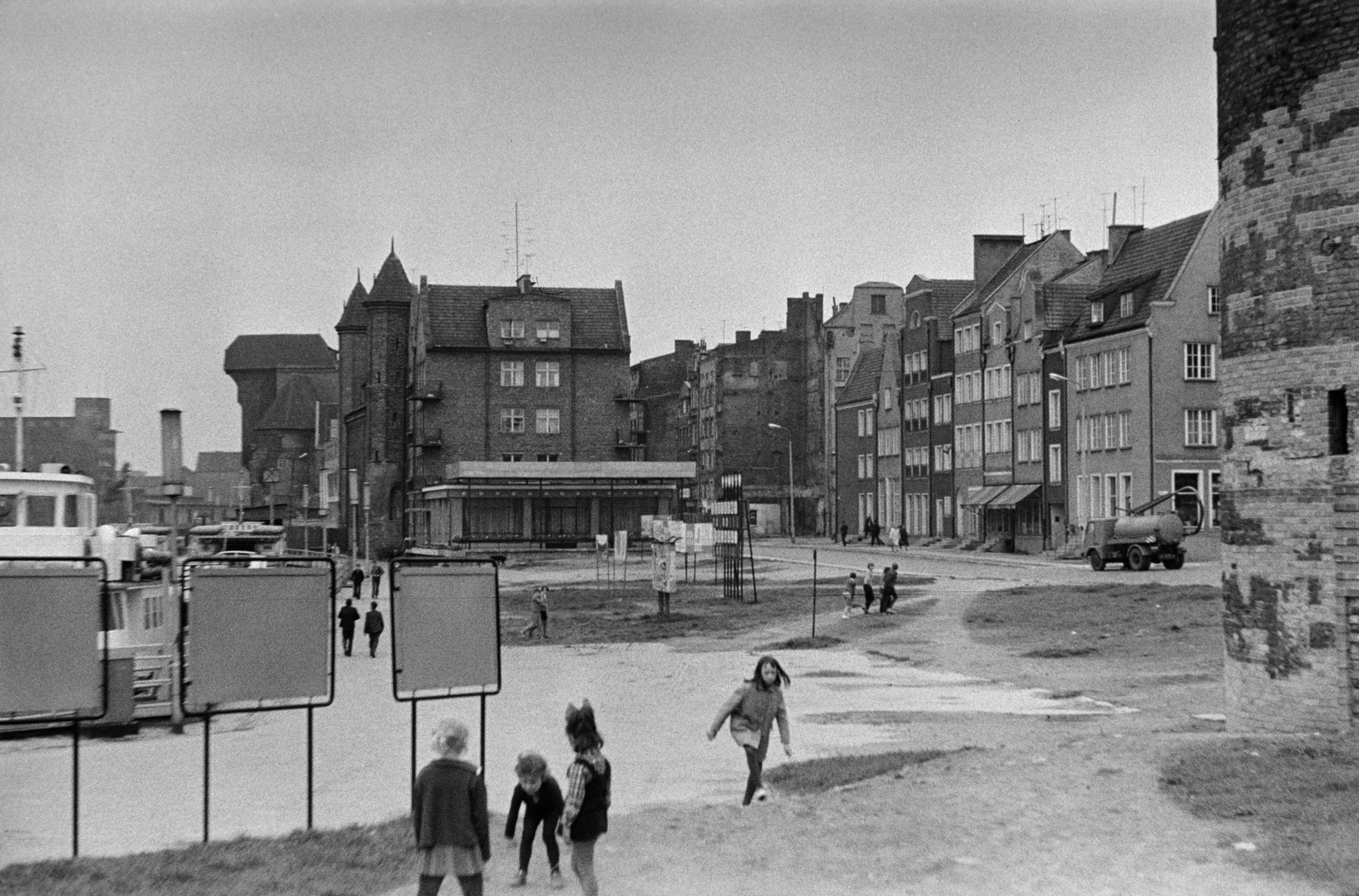 Lengyelország, Gdańsk, ulica Rybackie Pobrzeże a Motława folyó partján, szemben a tornyos épület a Straganiarska-kapu (Brama Straganiarska), ettől balra a Krantor / Brama Żuraw., 1963, Artfókusz, Fábián József, Fortepan #278125