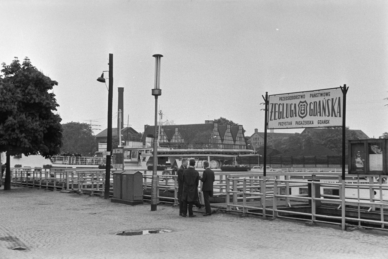 Poland, Gdańsk, ulica Rybackie Pobrzeże a Motława folyó partján, szemben az Ołowianka sziget., 1963, Artfókusz, boat station, Fortepan #278126