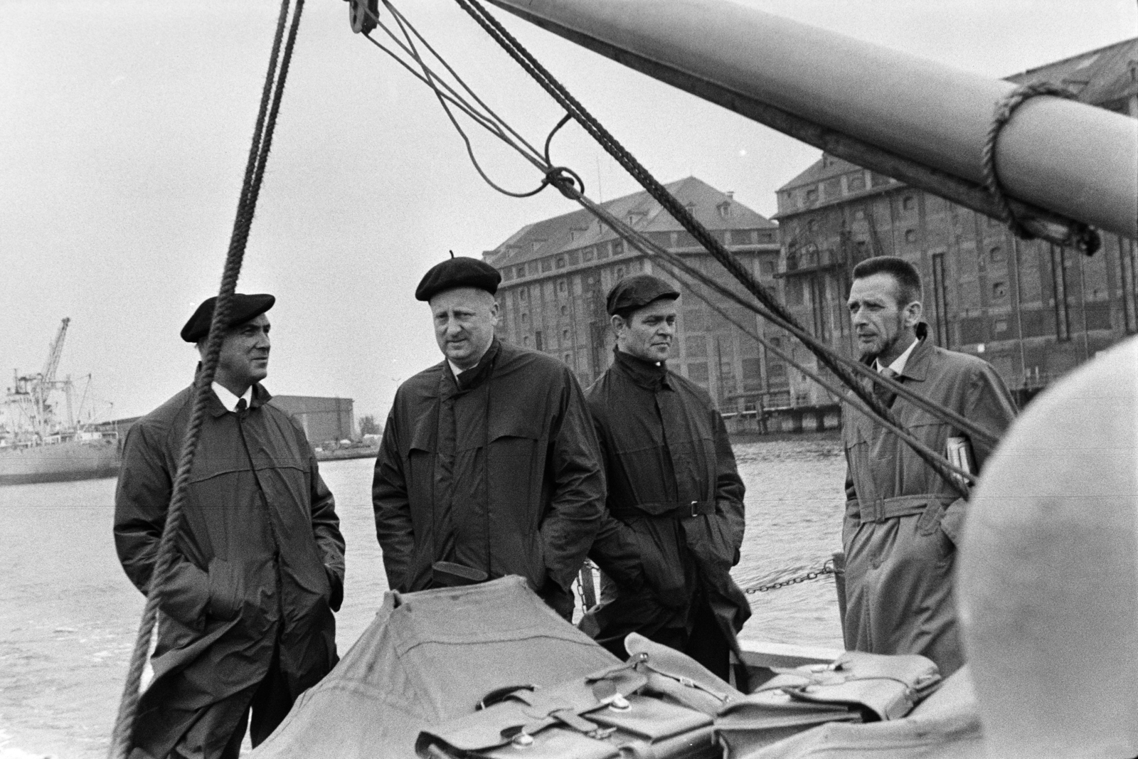 Lengyelország, Gdańsk, Martwa Wisła (Holt Visztula) a Nabrzeże Zbożowe felől, a háttérben az Elevator 3 és 4. gabonasilók., 1963, Artfókusz, Fábián József, Fortepan #278127