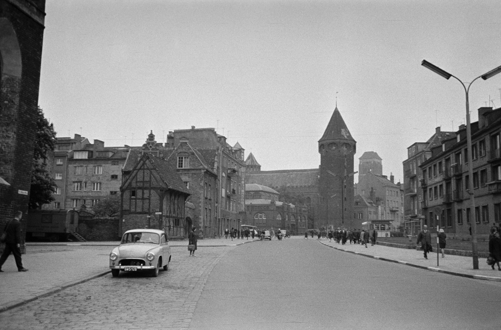 Poland, Gdańsk, előtérben az ulica Wielkie Młyny, majd az ulica Katarzynki torkolatától ulica Podmłyńska. Balra a Kościół św. Katarzyny épületének lábazata, a kép közepén a Baszta Jacek, mögötte a Bazylika św. Mikołaja takarásában a távolban a Bazylika konkatedralna Wniebowzięcia Najświętszej Maryi Panny tornya., 1963, Artfókusz, Fortepan #278128