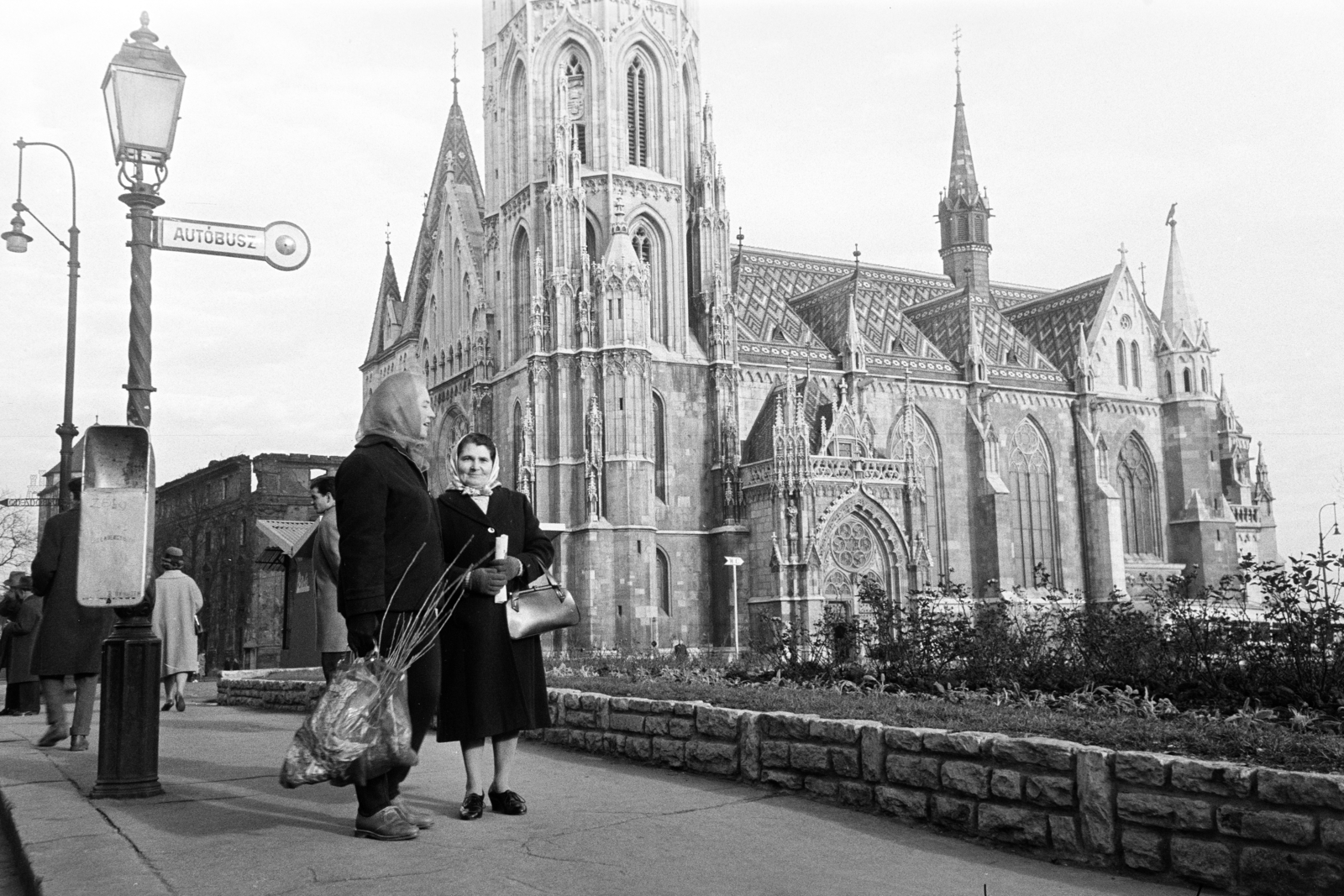 Hungary, Budapest I., a Tárnok utca a Szentháromság térnél, szemben a Mátyás-templom., 1960, Artfókusz, gas lamp, trash can, bus stop, church, Neo-Gothic-style, Budapest, Fortepan #278141