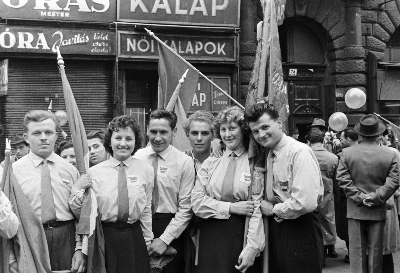 Magyarország, Budapest VI., Király (Majakovszkij) utca, május 1-i felvonulás résztvevői a 76-os számú ház előtt., 1958, Artfókusz, Fábián József, csoportkép, felvonulás, Budapest, Fortepan #278149