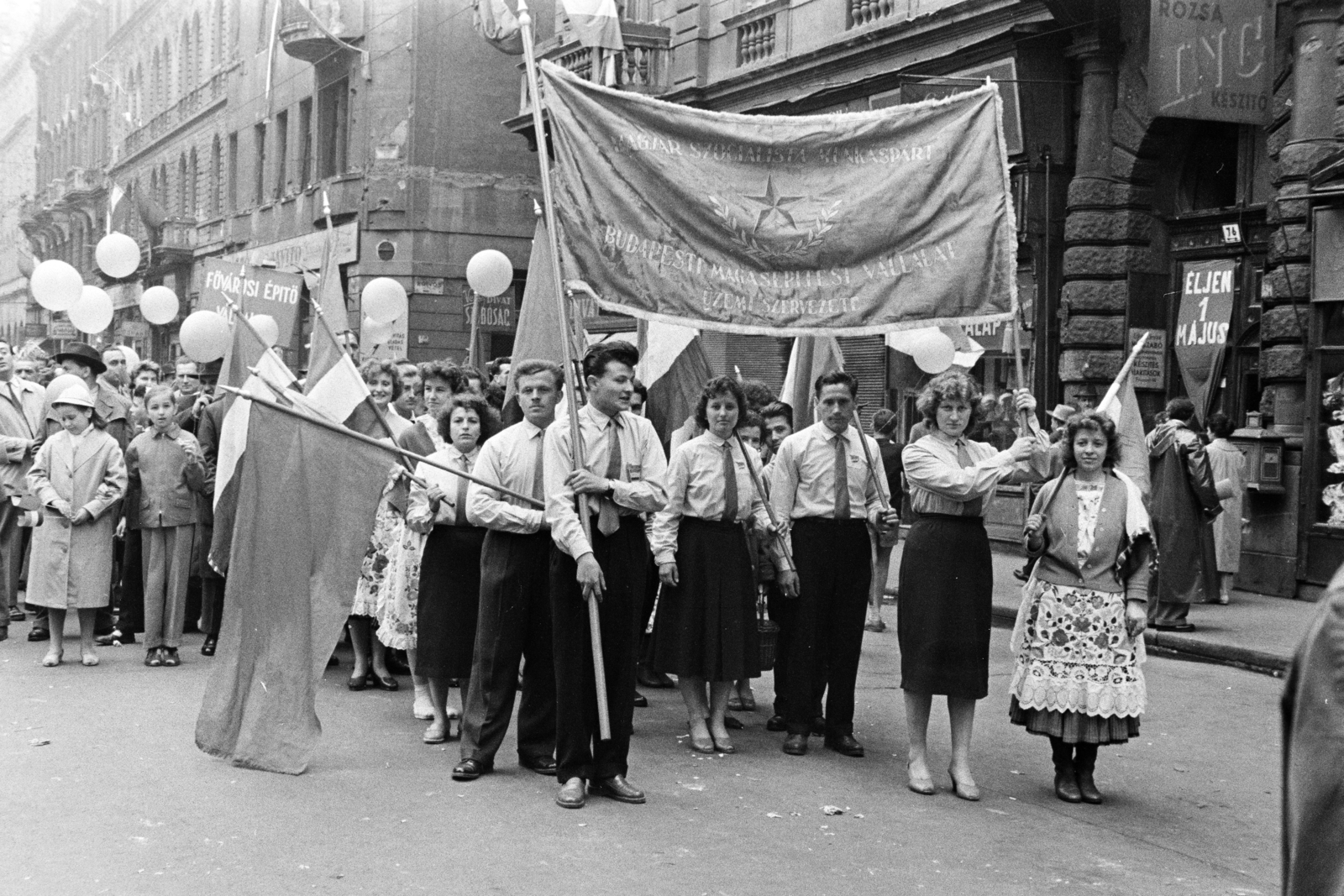 Hungary, Budapest VI., Király (Majakovszkij) utca, május 1-i felvonulás résztvevői a 76-os számú ház előtt. Háttérben jobbra az Eötvös utca torkolata., 1958, Artfókusz, march, 1st of May parade, tableau, Budapest, Fortepan #278152