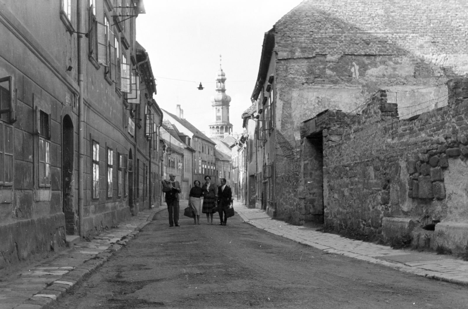 Hungary, Sopron, Új utca, a felvétel a 28-as számú ház előtt készült, szemben a Tűztorony látható., 1965, Artfókusz, Fortepan #278156