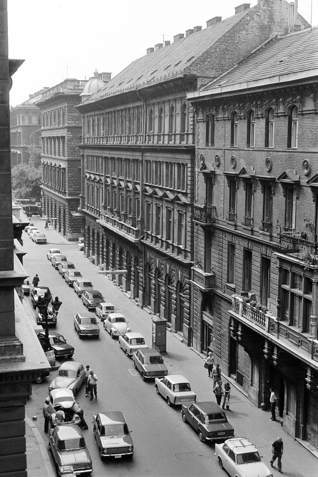 Magyarország, Budapest VI., Lázár utca, kilátás a 18-as számú házból a Dalszínház utca és az Operaház felé., 1981, Artfókusz, Fábián József, utcakép, madártávlat, parkoló, Budapest, Fortepan #278163