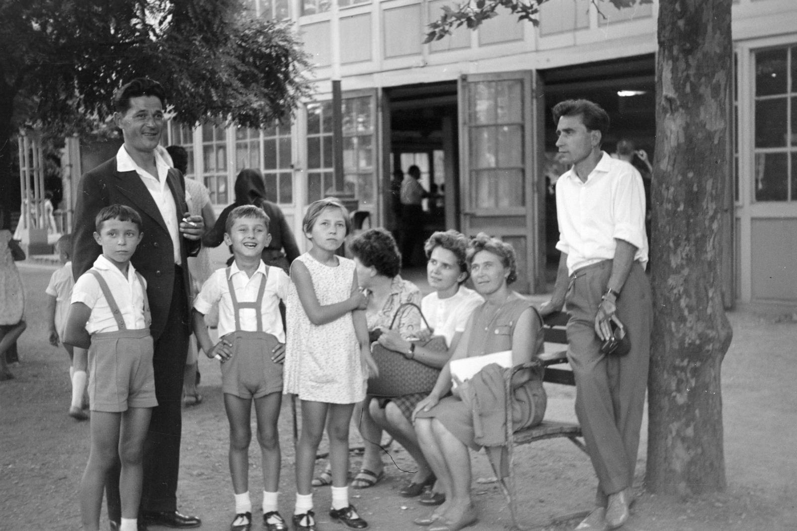 Hungary, Budapest XIV., a felvétel dodzsem épülete előtt készült., 1959, Artfókusz, bench, family, Budapest, Fortepan #278165