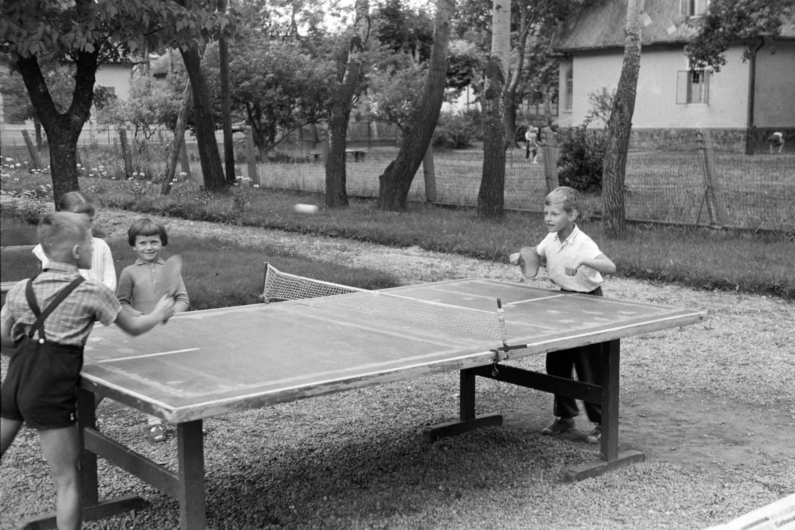 Magyarország, Balatonboglár, Szentmihályi út 15., a felvétel a Fővárosi 1. sz. Építőipari Vállalat Üdülőjében készült., 1960, Artfókusz, Fábián József, ping pong, ping pong asztal, gyerek, Fortepan #278176