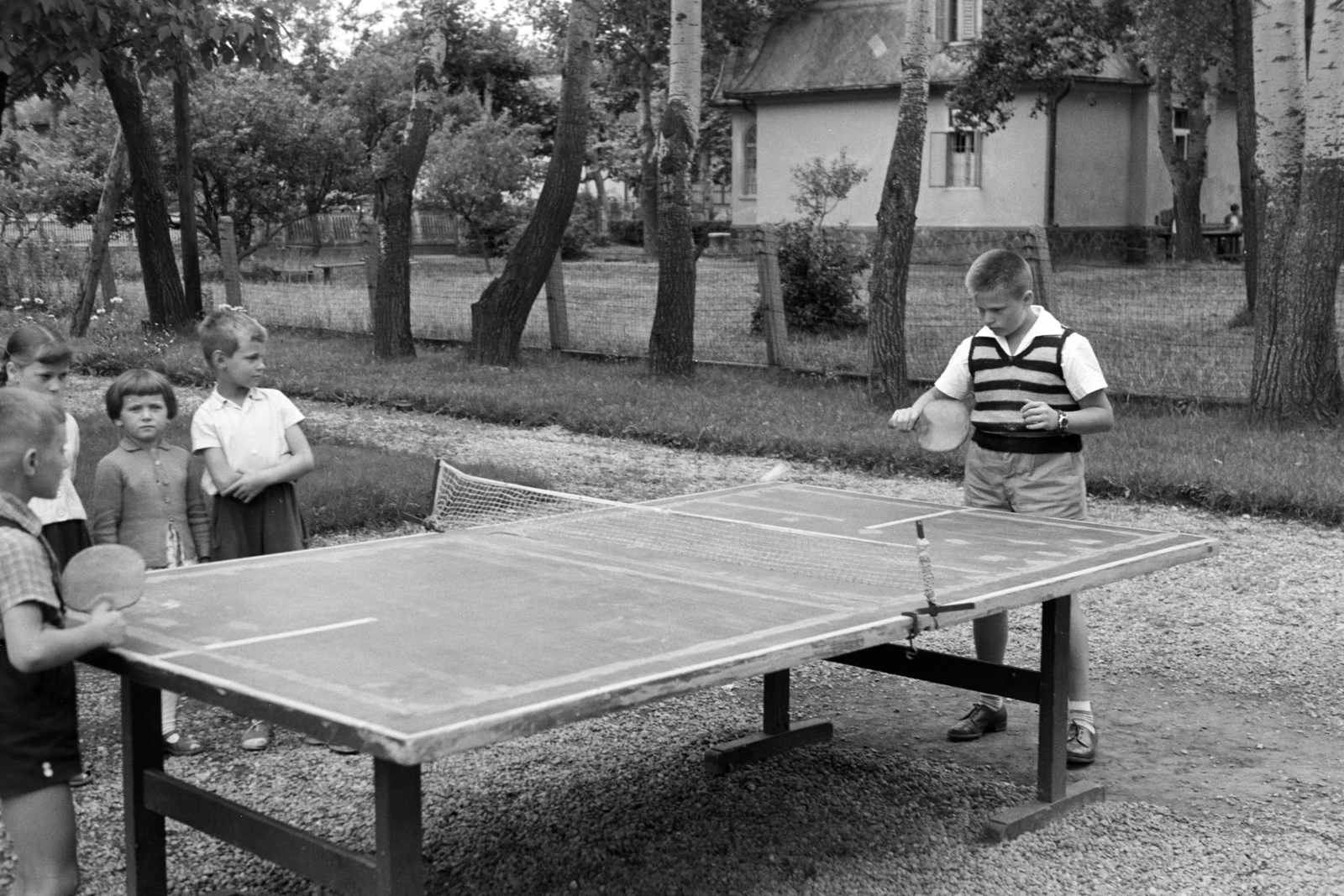 Hungary, Balatonboglár, Szentmihályi út 15., a felvétel a Fővárosi 1. sz. Építőipari Vállalat Üdülőjében készült., 1960, Artfókusz, striped dress, table tennis table, Fortepan #278178