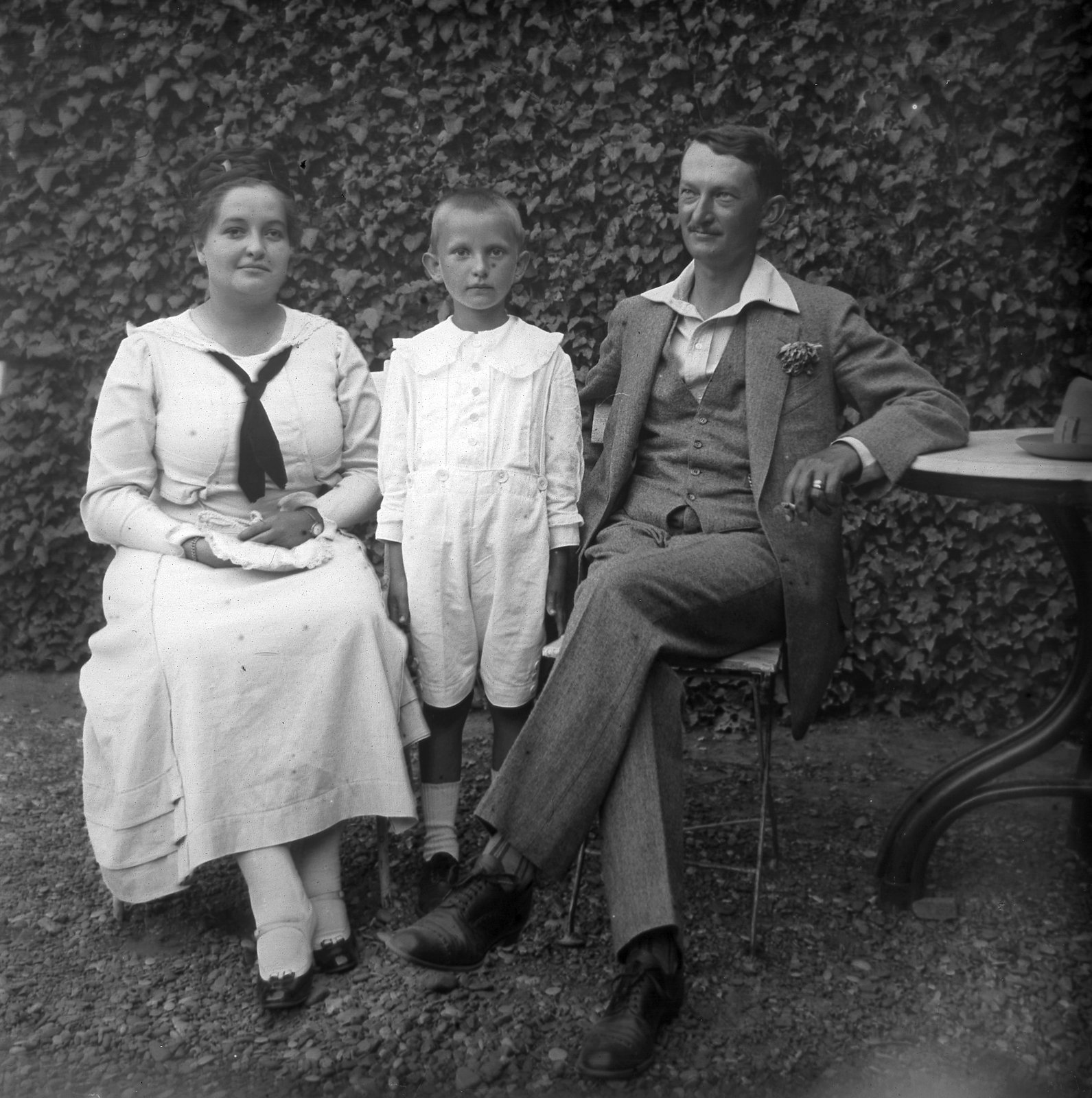 1917, Schoch Frigyes, family, garden, tableau, table, lace collar, hat on a table, Fortepan #27818