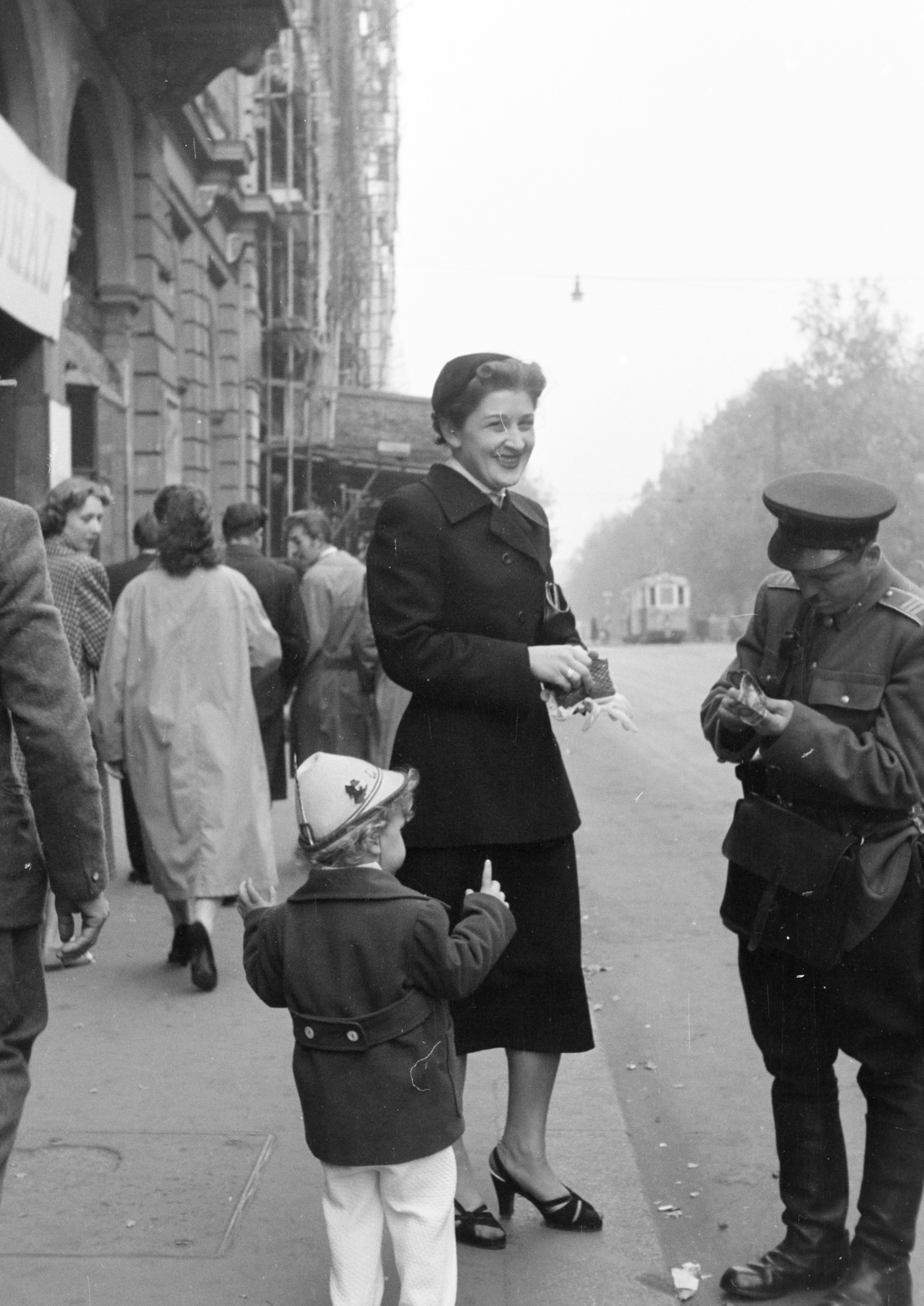 Magyarország, Budapest V., Kossuth Lajos utca, a felvétel a 20. számú ház előtt készült, háttérben az Astoria kereszteződésnél lévő villamosmegálló látható., 1957, Artfókusz, Fábián József, Best of, villamos, utcakép, járókelő, nő, gyerek, Budapest, Fortepan #278184