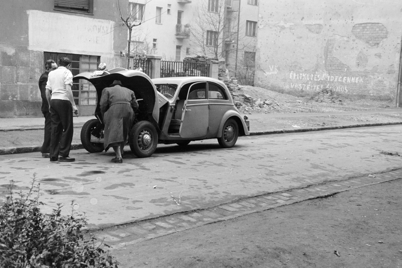 Magyarország, Budapest III., Uszály utca, gépkocsijavítás a 6-os számú ház előtt., 1957, Artfókusz, Fábián József, graffiti, Tatra 57B, szerelés, jármű, Budapest, Fortepan #278187