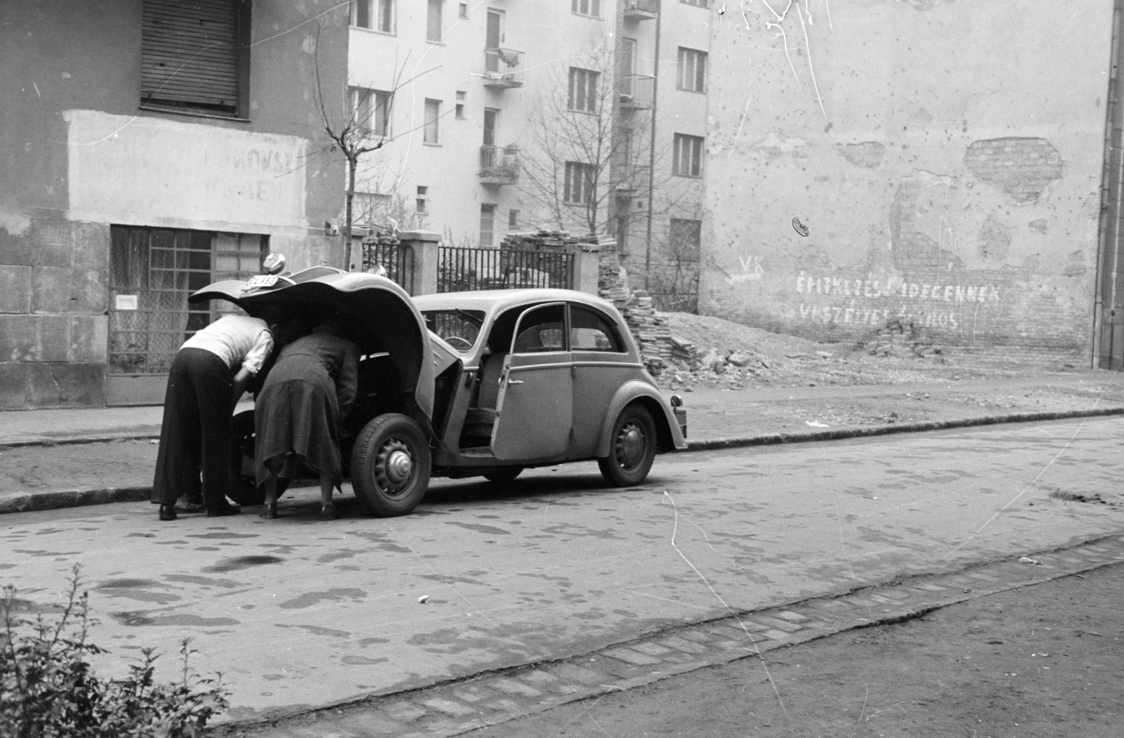 Hungary, Budapest III., Uszály utca, gépkocsijavítás a 6-os számú ház előtt., 1957, Artfókusz, Best of, assembly, street view, vehicle, Budapest, Stoewer-brand, Fortepan #278188