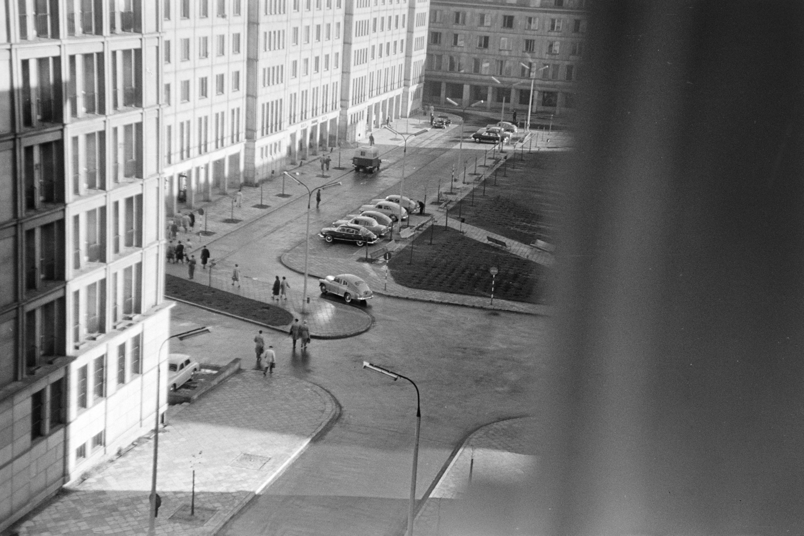 Poland, Warsaw, ulica Wspólna, parkoló a 2/4. számú épület előtt. A felvétel a Grand Hotel Orbis-ból készült., 1963, Artfókusz, Fortepan #278191