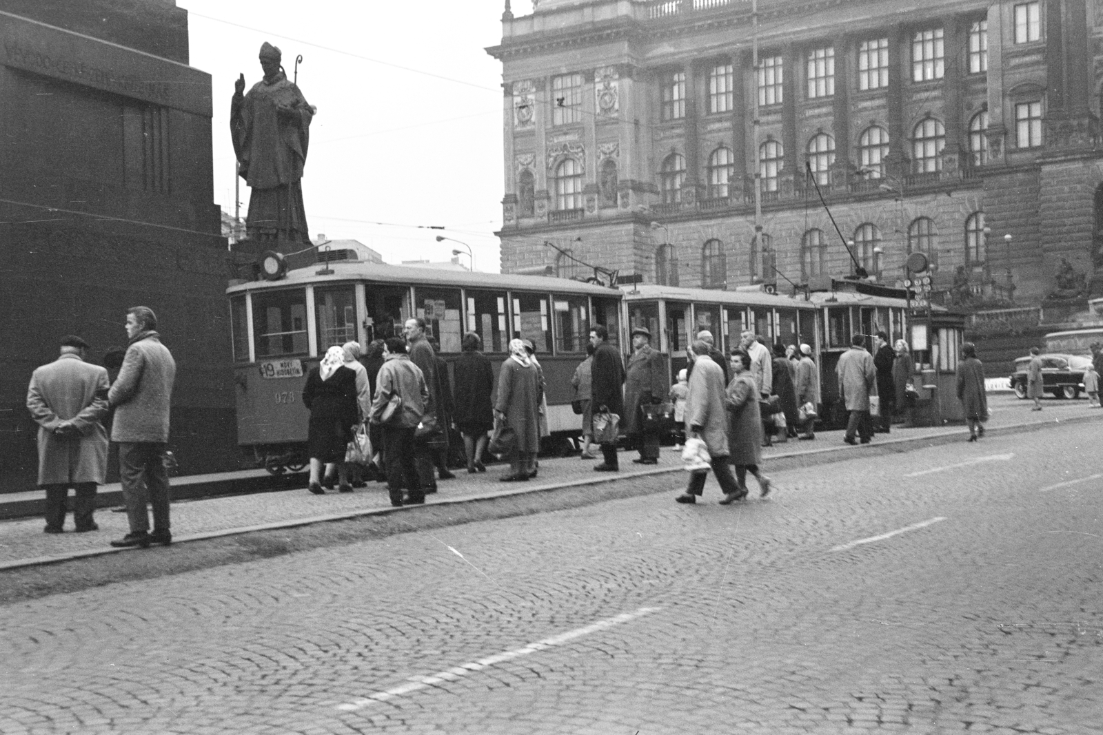 Csehország, Prága, Vencel tér (Václavské námestí), balra a Szent.Vencel szobor, jobbra a Nemzeti Múzeum, 1963, Artfókusz, Fábián József, nemzeti múzeum, Csehszlovákia, Fortepan #278195