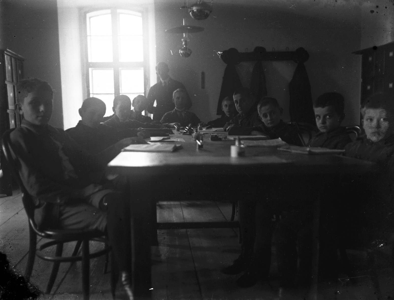 Slovakia, Podolínec, 1914, Fortepan, school, interior, table, chair, petrol lamp, Fortepan #2782