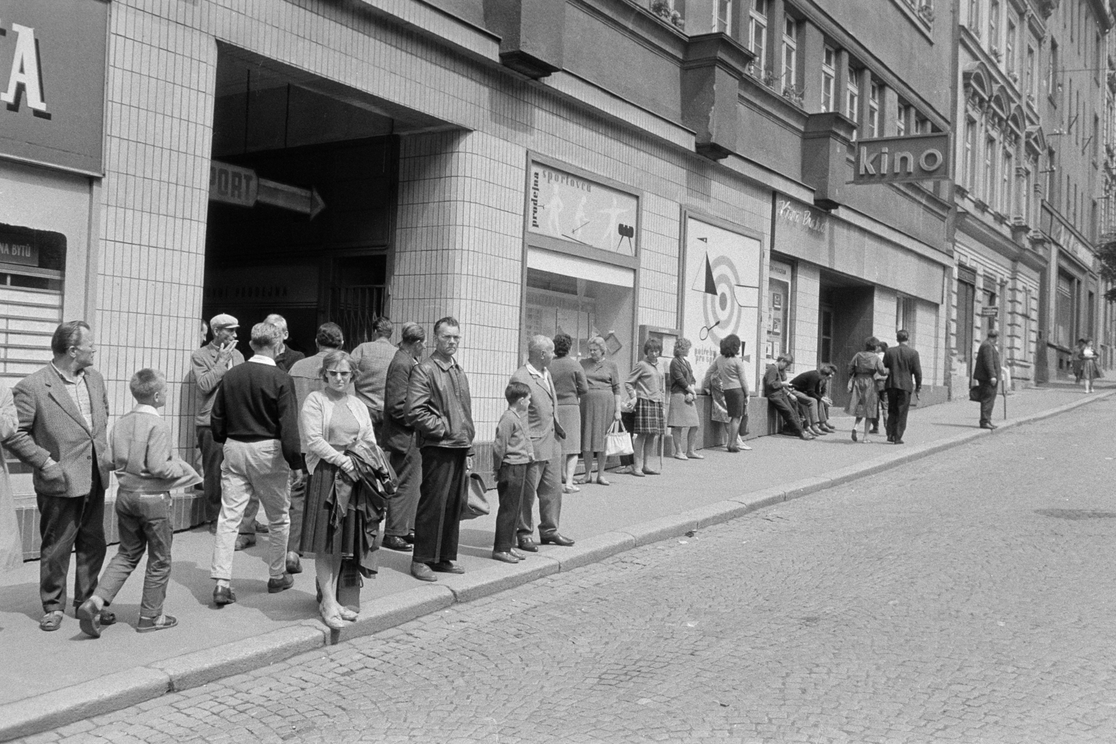 Czech Republik, Karlovy Vary, ulice Dr. Davida Bechera, balra a Passage T. G. M. / pasáž T. G. M. bejárata., 1965, Artfókusz, movie theater, Czechoslovakia, Fortepan #278208