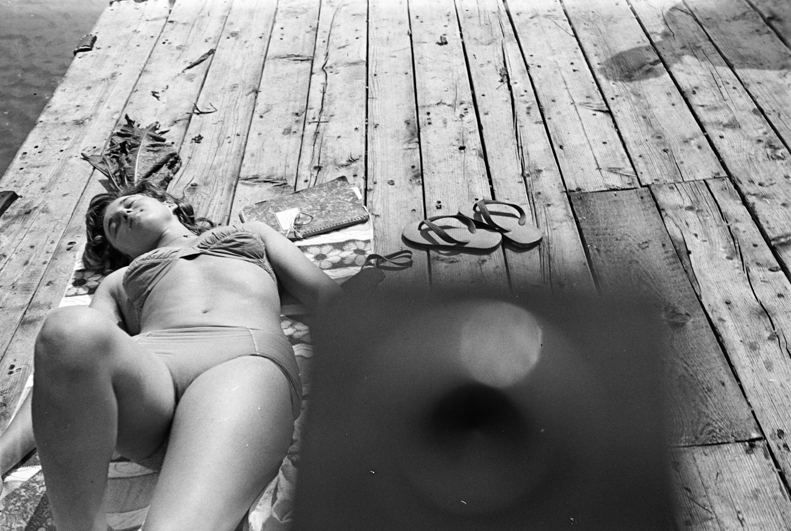 Hungary, Balatonboglár, Szentmihályi út 15., a felvétel a Fővárosi 1. sz. Építőipari Vállalat Üdülőjében készült., 1959, Artfókusz, Best of, pier, sunbathe, woman, slippers, Fortepan #278215