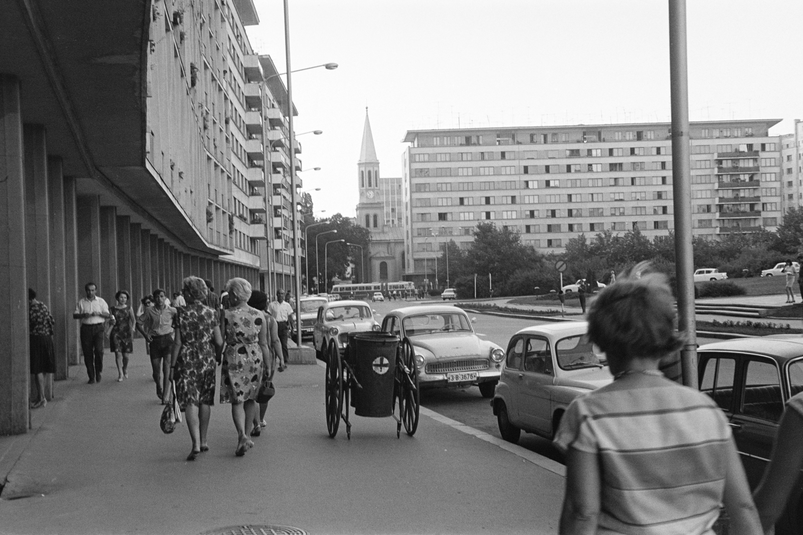 Románia, Bukarest, Strada Ion Câmpineanu a Parcul Sălii Palatului-nál, szemben az evangélikus templom., 1968, Artfókusz, Fábián József, templom, séta, óratorony, kuka, Fortepan #278219