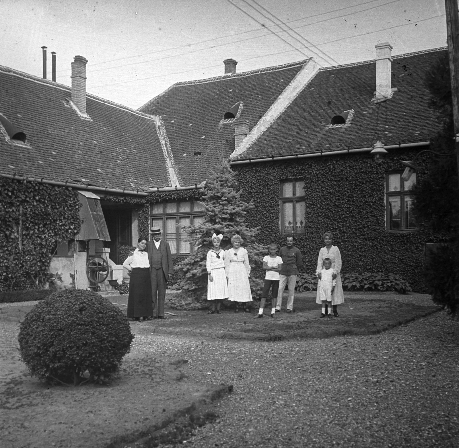 1917, Schoch Frigyes, kert, csoportkép, nők, férfiak, gyerekek, repkény, kerekeskút, Fortepan #27822