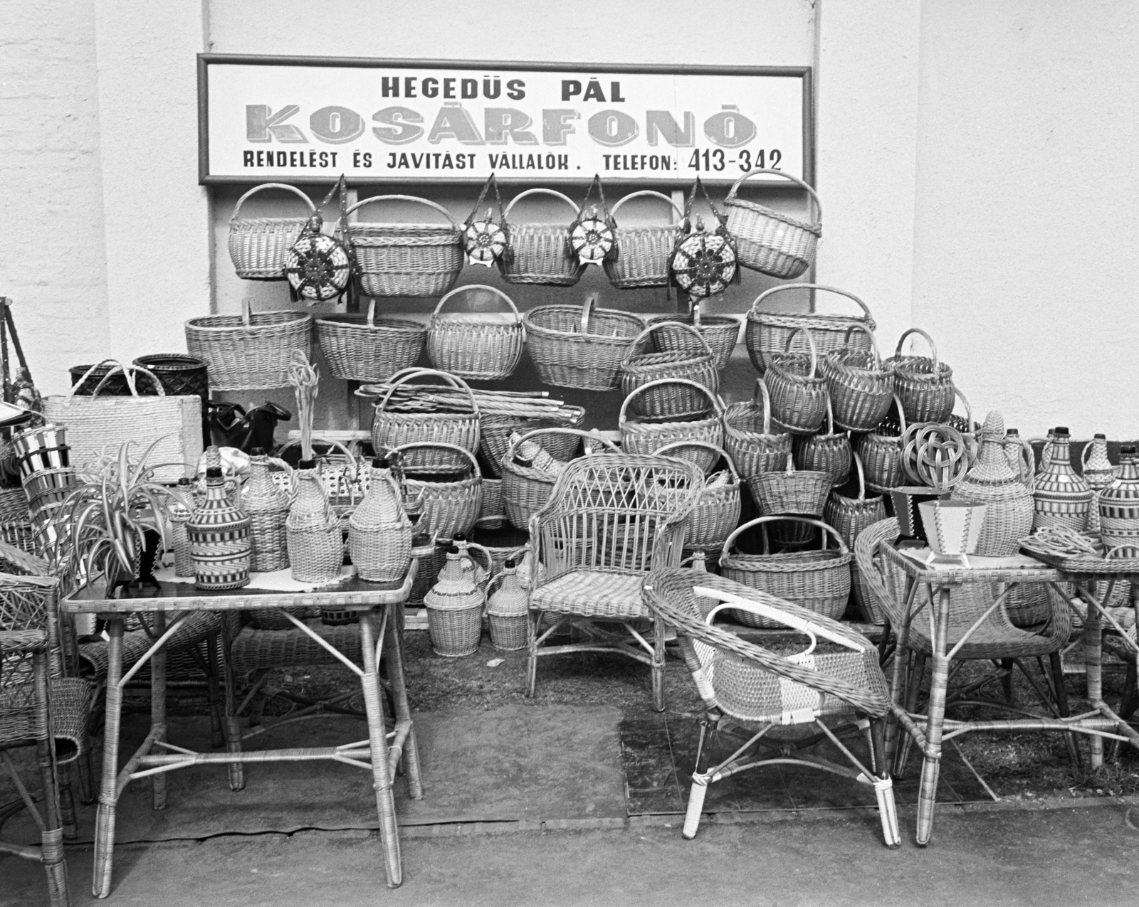 Hungary, Budapest XIV., részlet a kisiparos pavilonból., 1968, Artfókusz, tradie, basket, wickerwork, wicker chair, Budapest, Fortepan #278234