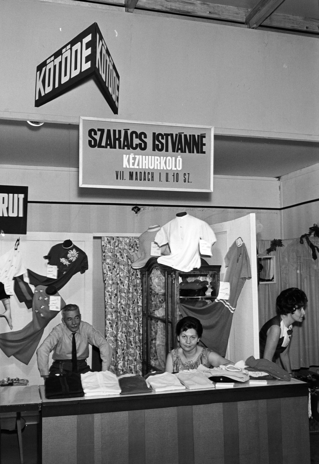 Hungary, Budapest XIV., részlet a kisiparos pavilonból., 1968, Artfókusz, tradie, knitting, Budapest, Fortepan #278237