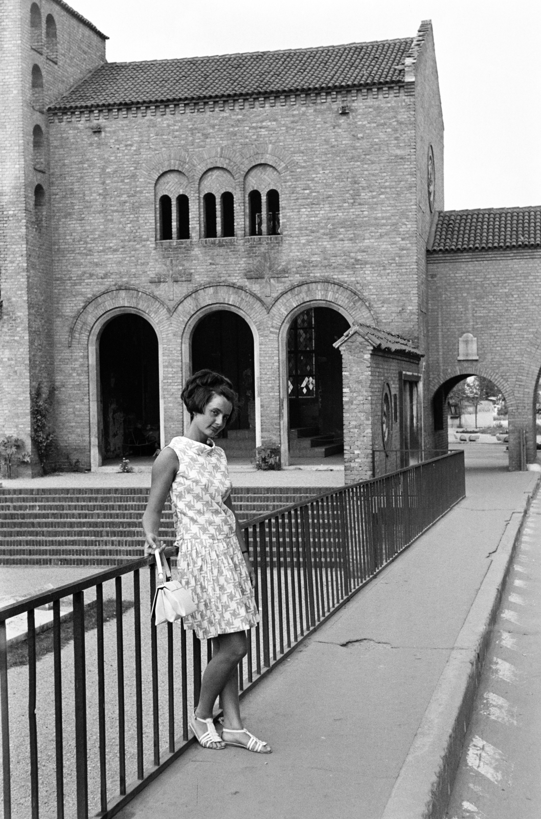 Magyarország, Székesfehérvár, Koronázó (Szabadság) tér a Várkörút (Népköztársaság út) felé nézve, balra a Romkert., 1967, Artfókusz, Fábián József, Fortepan #278241