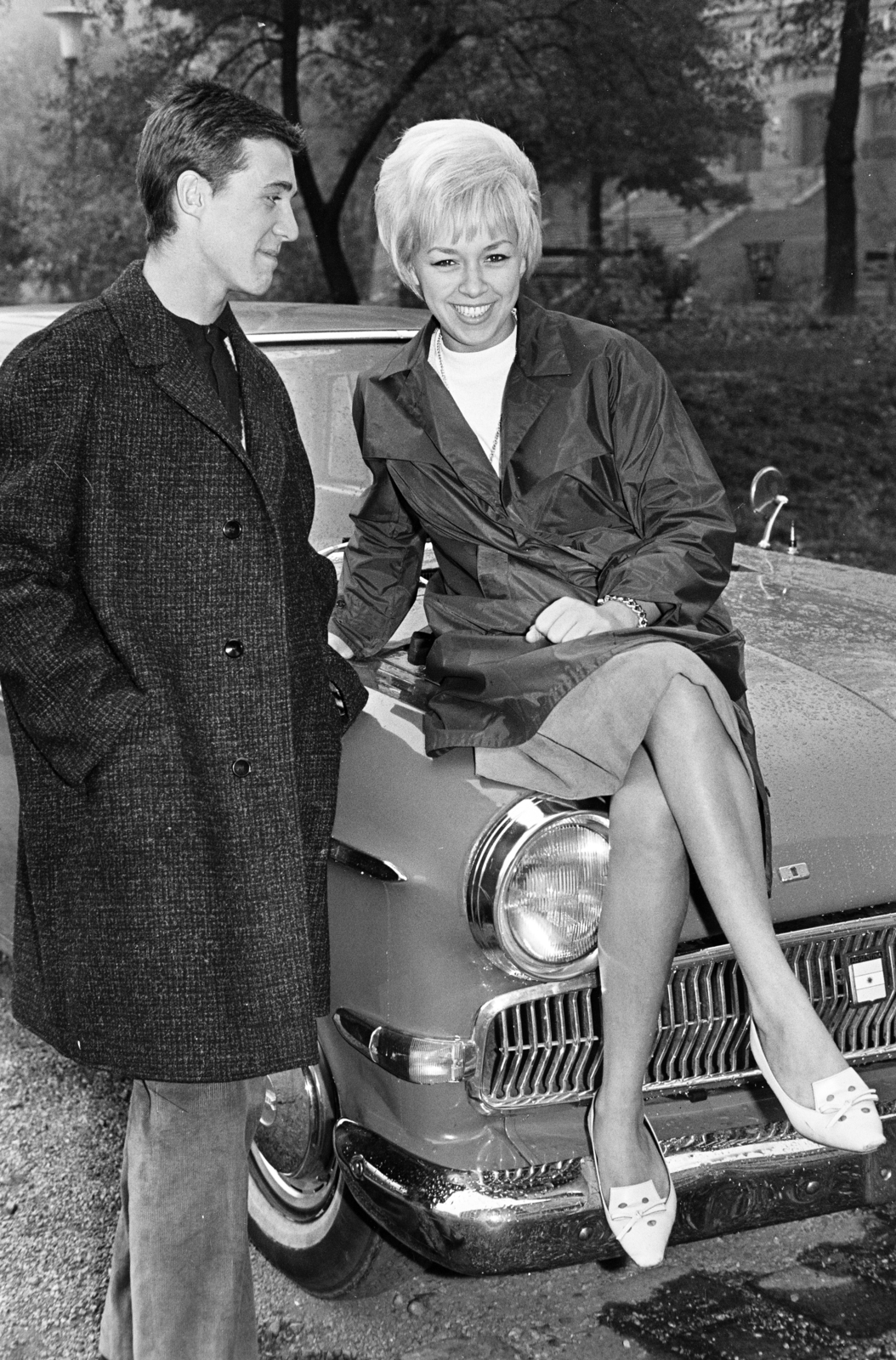 Hungary, Budapest II., Mechwart tér, háttérben a fák között a Kerületi Tanács épülete (később Polgármesteri Hivatal)., 1963, Artfókusz, Budapest, sitting on a car, Fortepan #278245