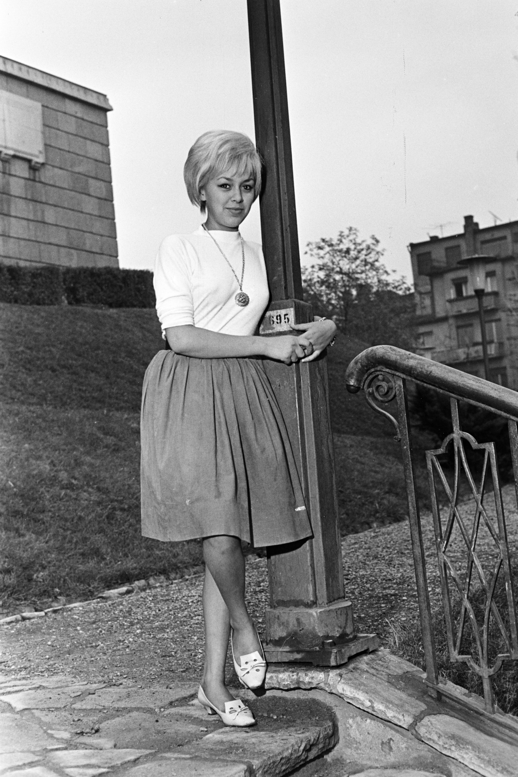 Hungary, Budapest II., Mechwart tér, a felvétel a Kerületi Tanács épülete előtt készült (később Polgármesteri Hivatal)., 1963, Artfókusz, Budapest, Fortepan #278246