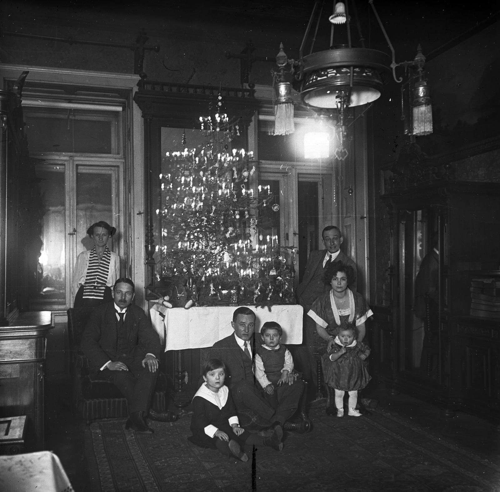 Hungary, Budapest V., Váci utca 55., Schoch Frigyes lakása., 1921, Schoch Frigyes, Christmas, kid, christmas tree, tableau, chandelier, Budapest, Fortepan #27825