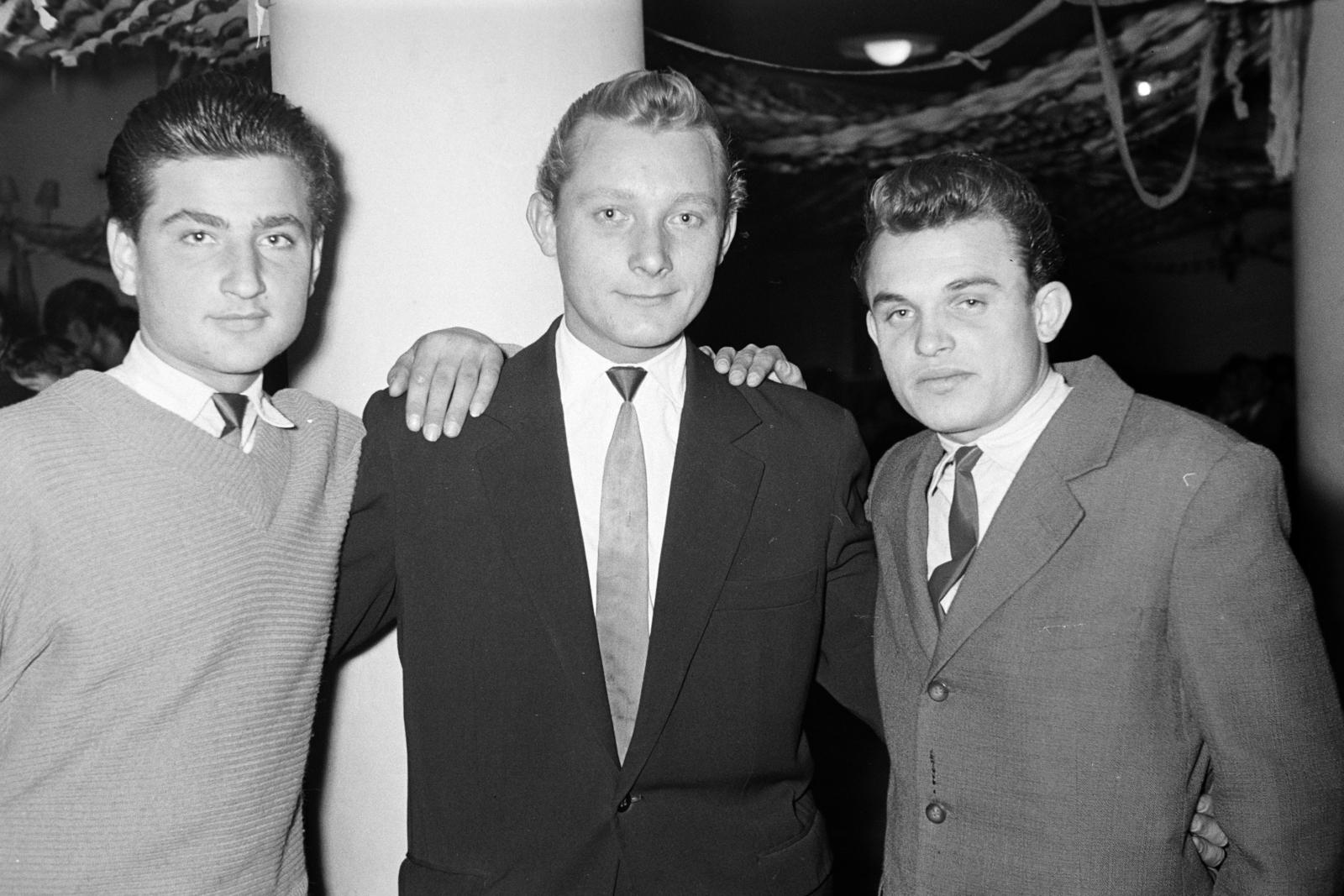 1960, Artfókusz, Fábián József, karok a vállon, öltöny, férfiak, Fortepan #278272