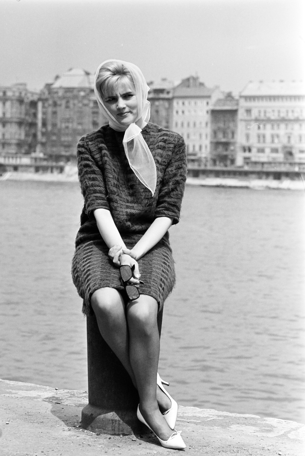 Hungary, Budapest XI., budai alsó rakpart, a felvétel a Gellért-hegy előtti szakaszon készült. Háttérben a Duna túlpartján a Belgrád rakpart épületei., 1963, Artfókusz, woman, headscarf, sitting, Budapest, Fortepan #278295