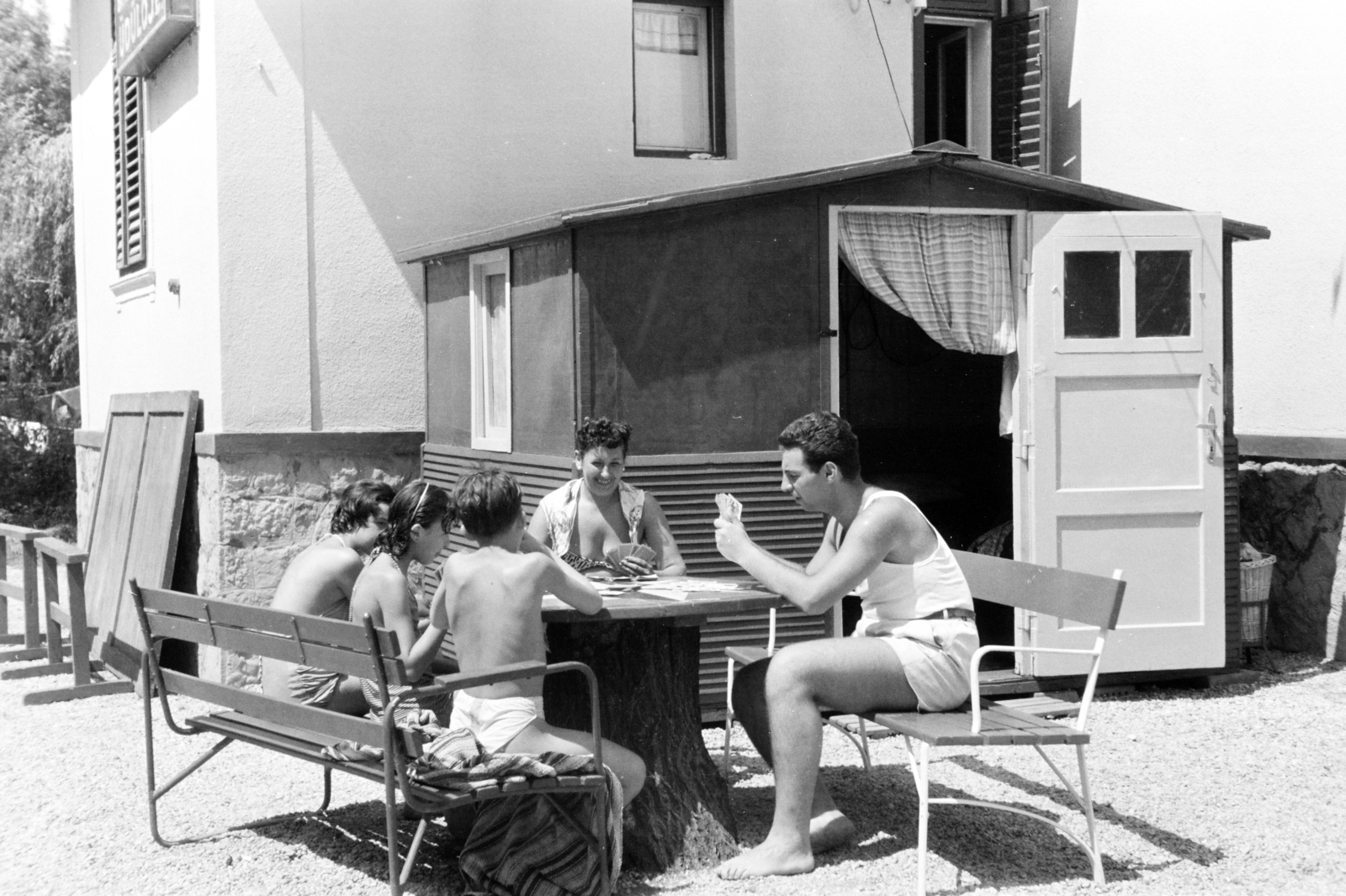 Hungary, Balatonboglár, Szentmihályi út 15., a felvétel a Fővárosi 1. sz. Építőipari Vállalat Üdülőjében készült., 1963, Artfókusz, Fortepan #278304