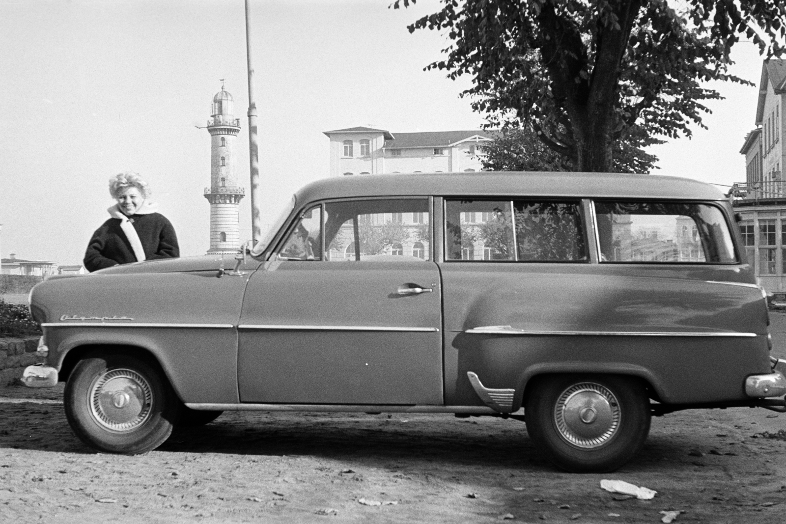 Germany, Rostock,Warnemünde, Seestraße, háttérben a világítótorony és a Hotel am Leuchtturm., 1962, Artfókusz, GDR, Fortepan #278318