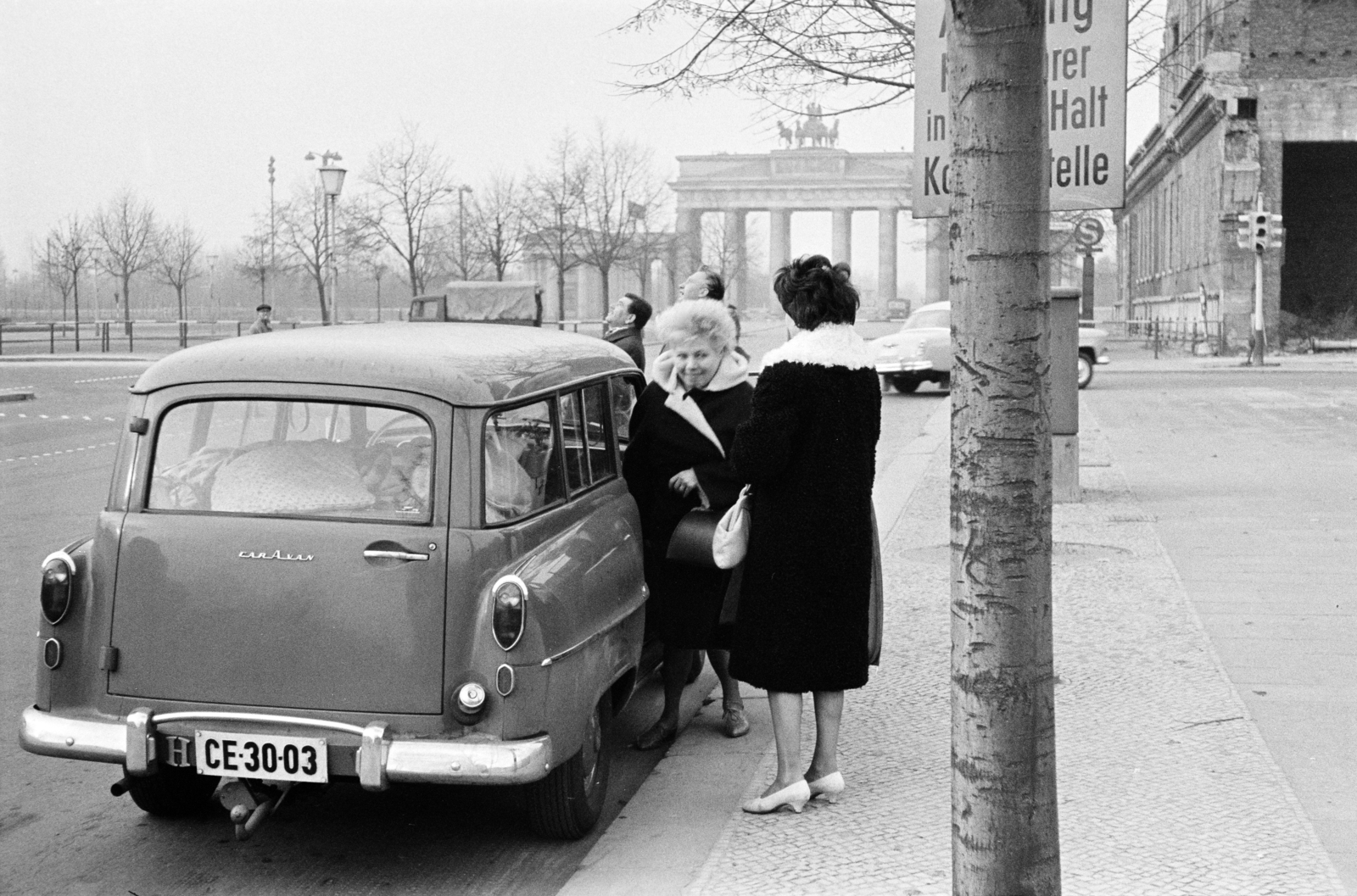Germany, Berlin, Kelet-Berlin, Unter den Linden, háttérben a Brandenburgi kapu, jobbra a Wilhelmstraße (Neue Wilhelmstraße)., 1962, Artfókusz, number plate, M21 Wolga, vehicle, GDR, Fortepan #278319