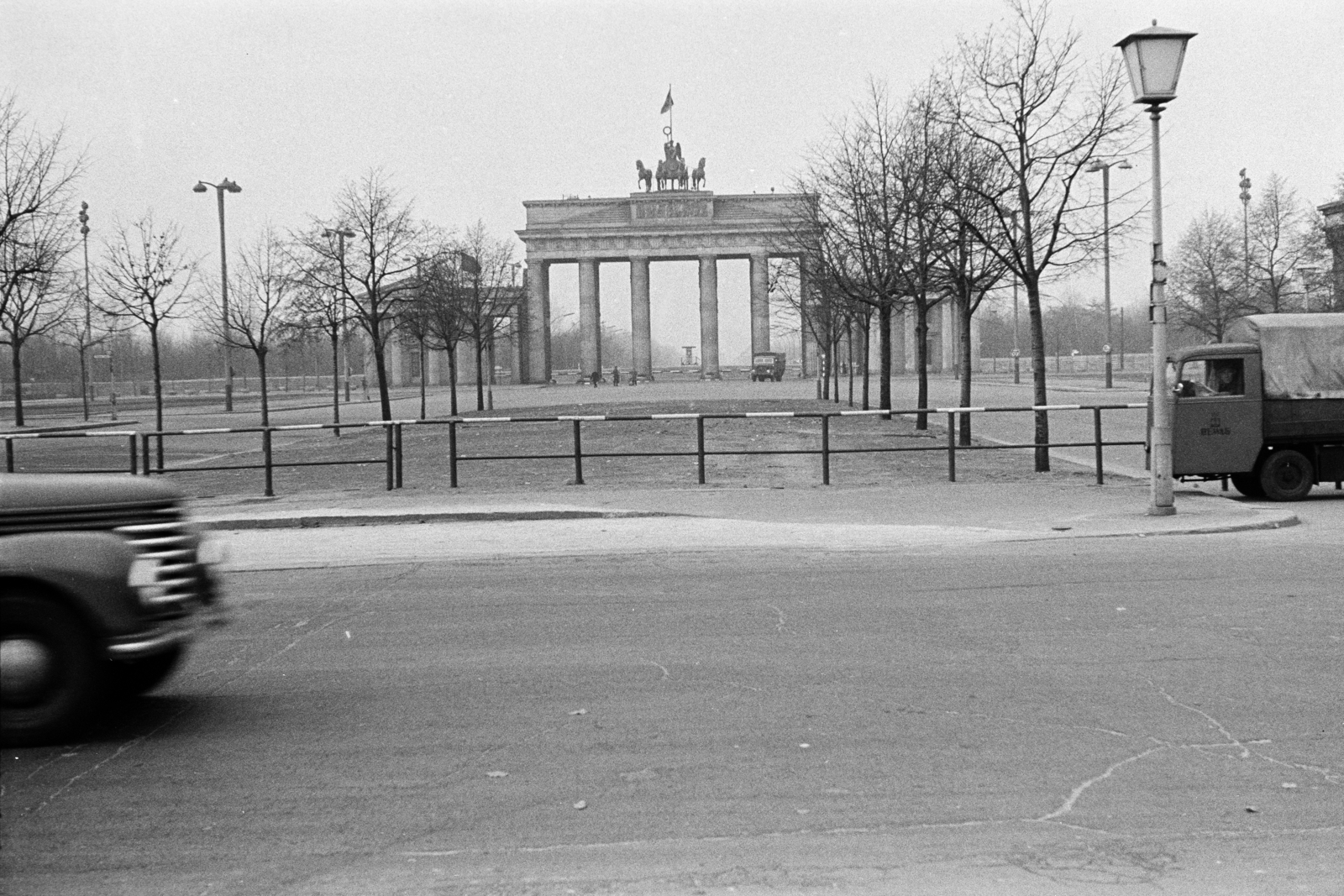Germany, Berlin, Kelet-Berlin, a Pariser Platz és a Brandenburgi kapu az Unter den Linden felől nézve., 1962, Artfókusz, GDR, East-Berlin, Berlin Wall, Fortepan #278320